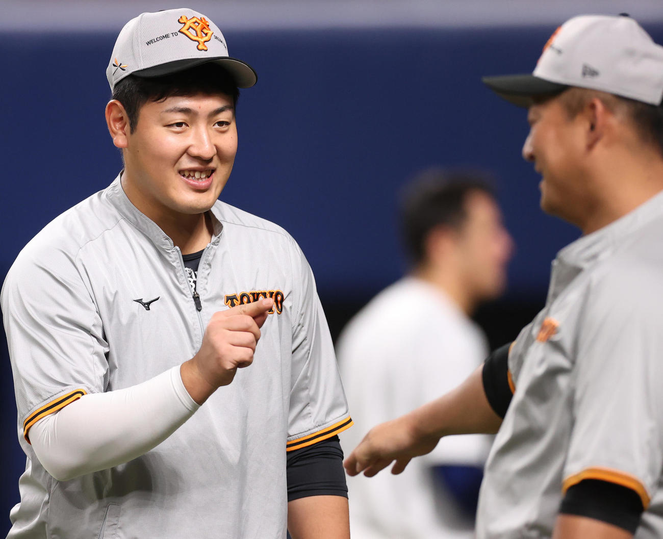 中日対巨人　試合前の練習で中田（右）と談笑する岡本和（撮影・狩俣裕三）