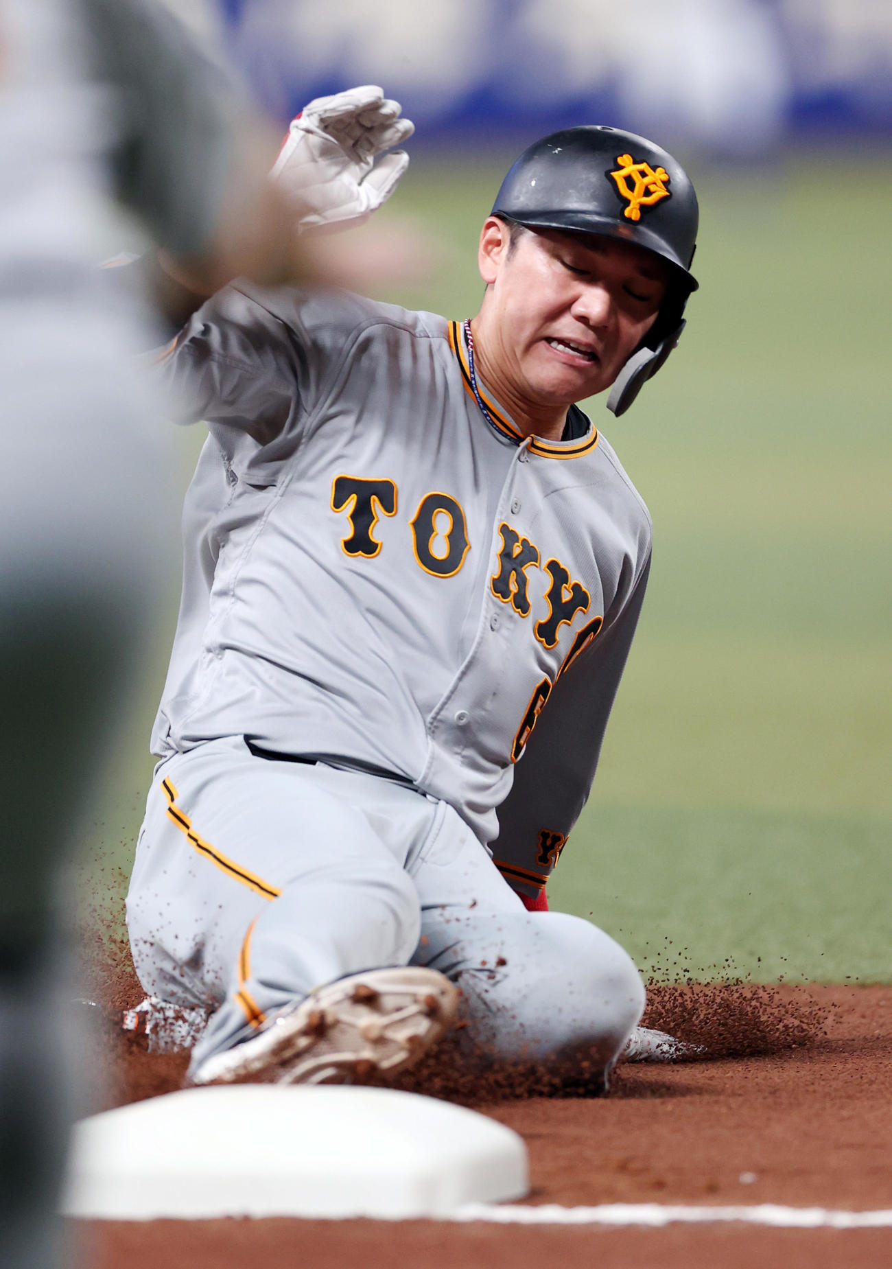 中日対巨人　1回表巨人1死一、二塁、中田の右飛で三塁に滑り込む坂本（撮影・狩俣裕三）
