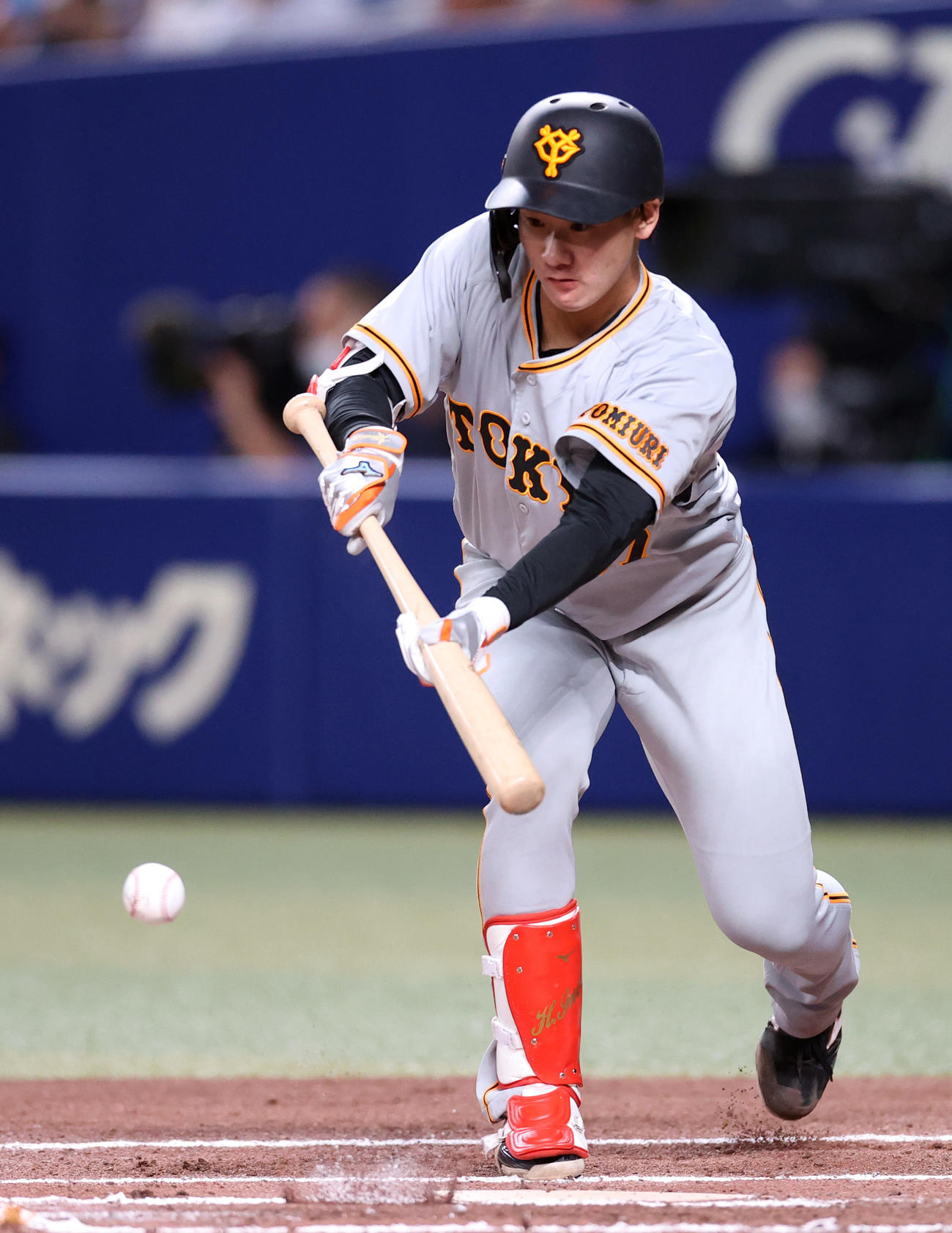 6回表巨人無死一、二塁、バントで内野安打とする井上温大（撮影・狩俣裕三）