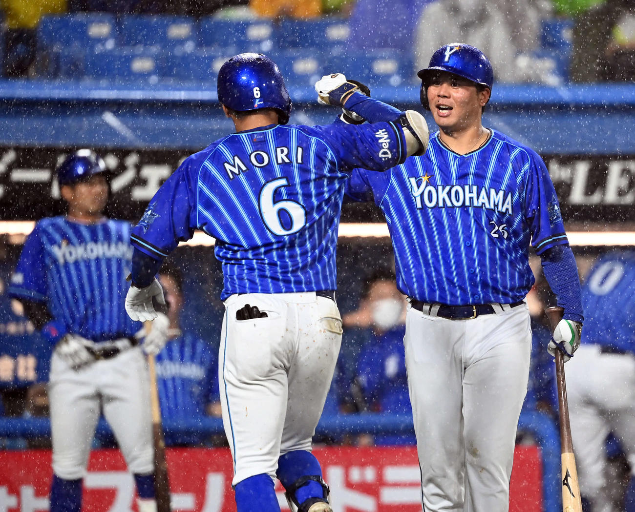 ヤクルト対DeNA 5回表DeNA1死、右越えにソロ本塁打をった森（中央）を迎える浜口（撮影・たえ見朱実）