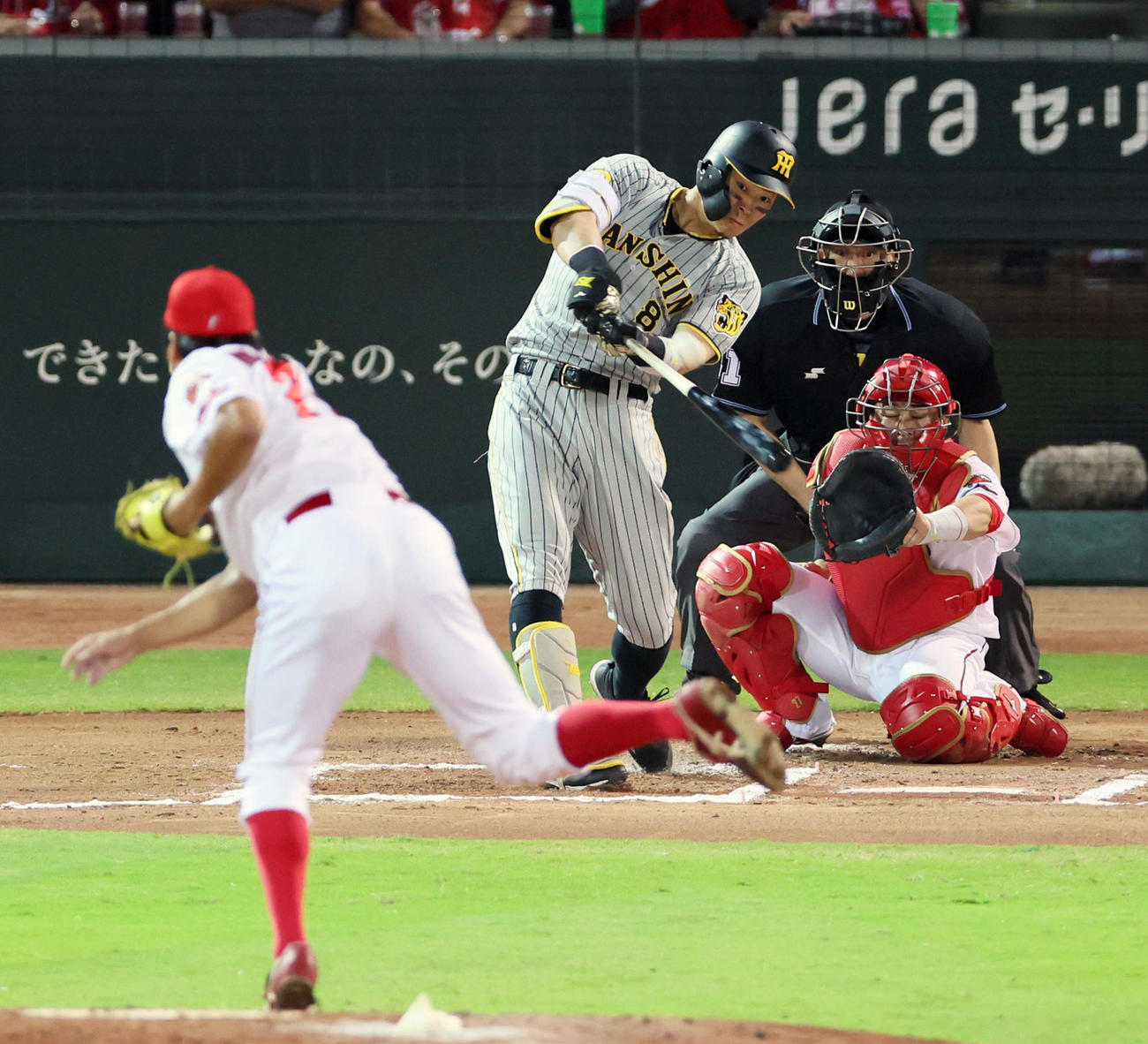 広島対阪神　6回表阪神無死二塁、佐藤輝は右越え2点本塁打を放つ。投手は中崎（撮影・加藤哉）