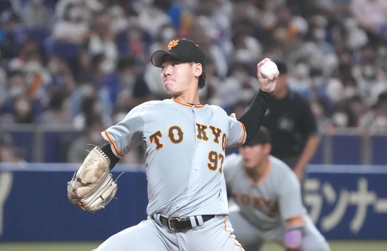 プロ初勝利を挙げた巨人先発の井上温大（撮影・森本幸一）
