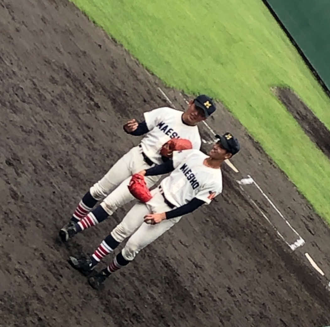 前橋商（群馬）時代の巨人井上（右）と仙台大・橋本（橋本提供）