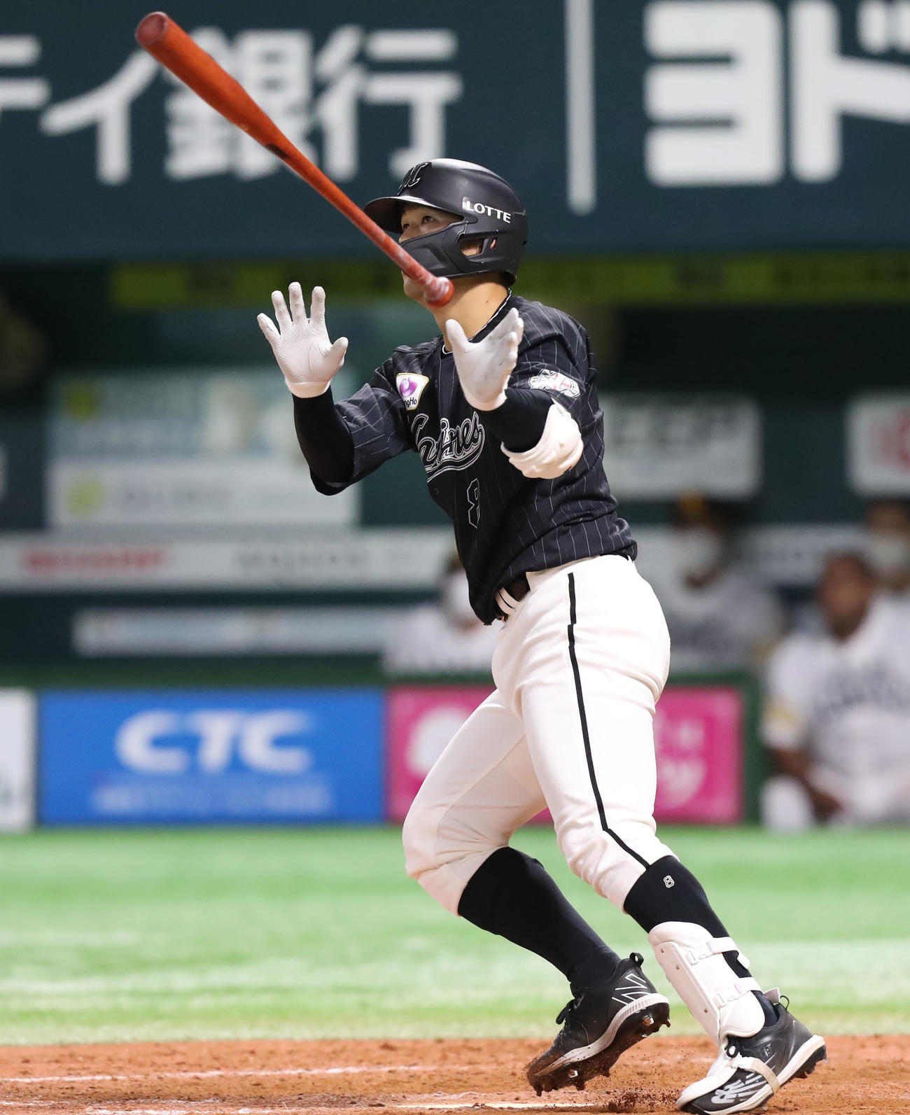 ソフトバンク対ロッテ　9回表ロッテ1死、中村奨は同点の左越え本塁打を放つ（撮影・屋方直哉）