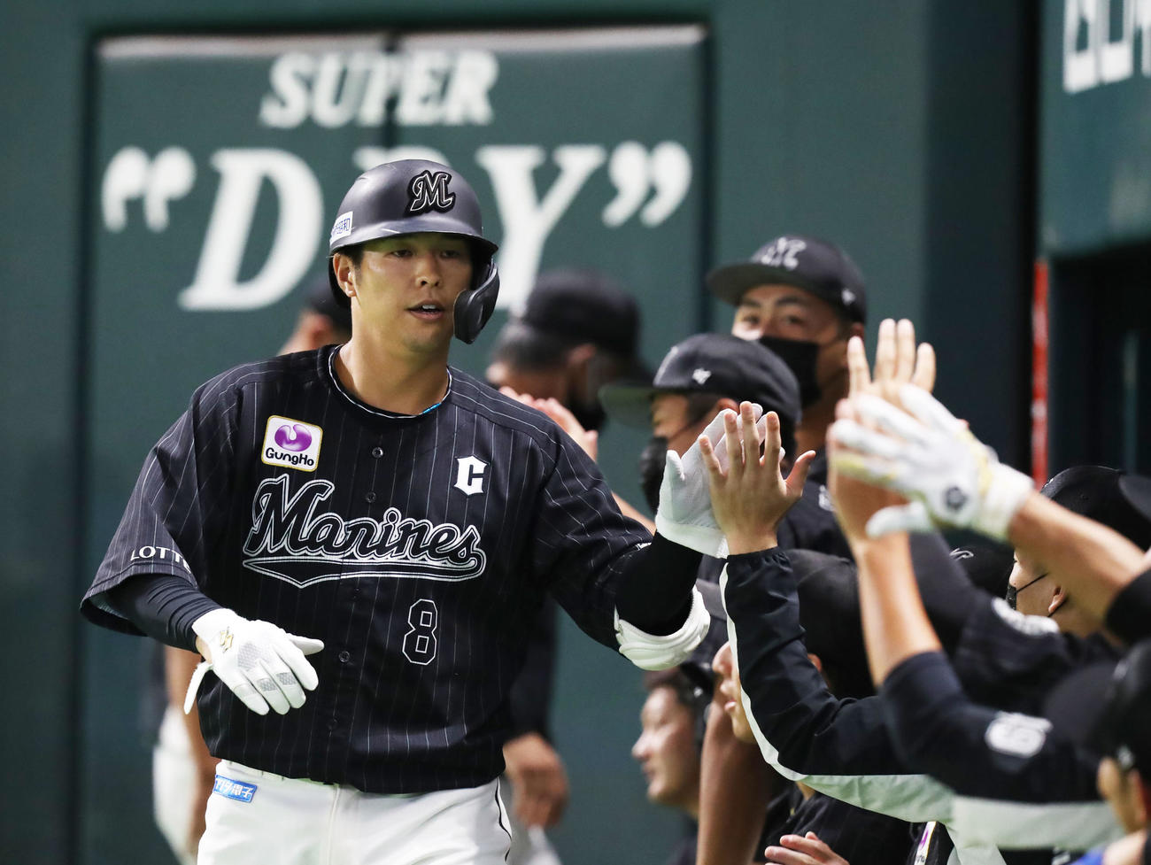 ソフトバンク対ロッテ　9回表ロッテ1死、中村奨は同点の左越え本塁打を放ち、ナインとハイタッチをする（撮影・屋方直哉）