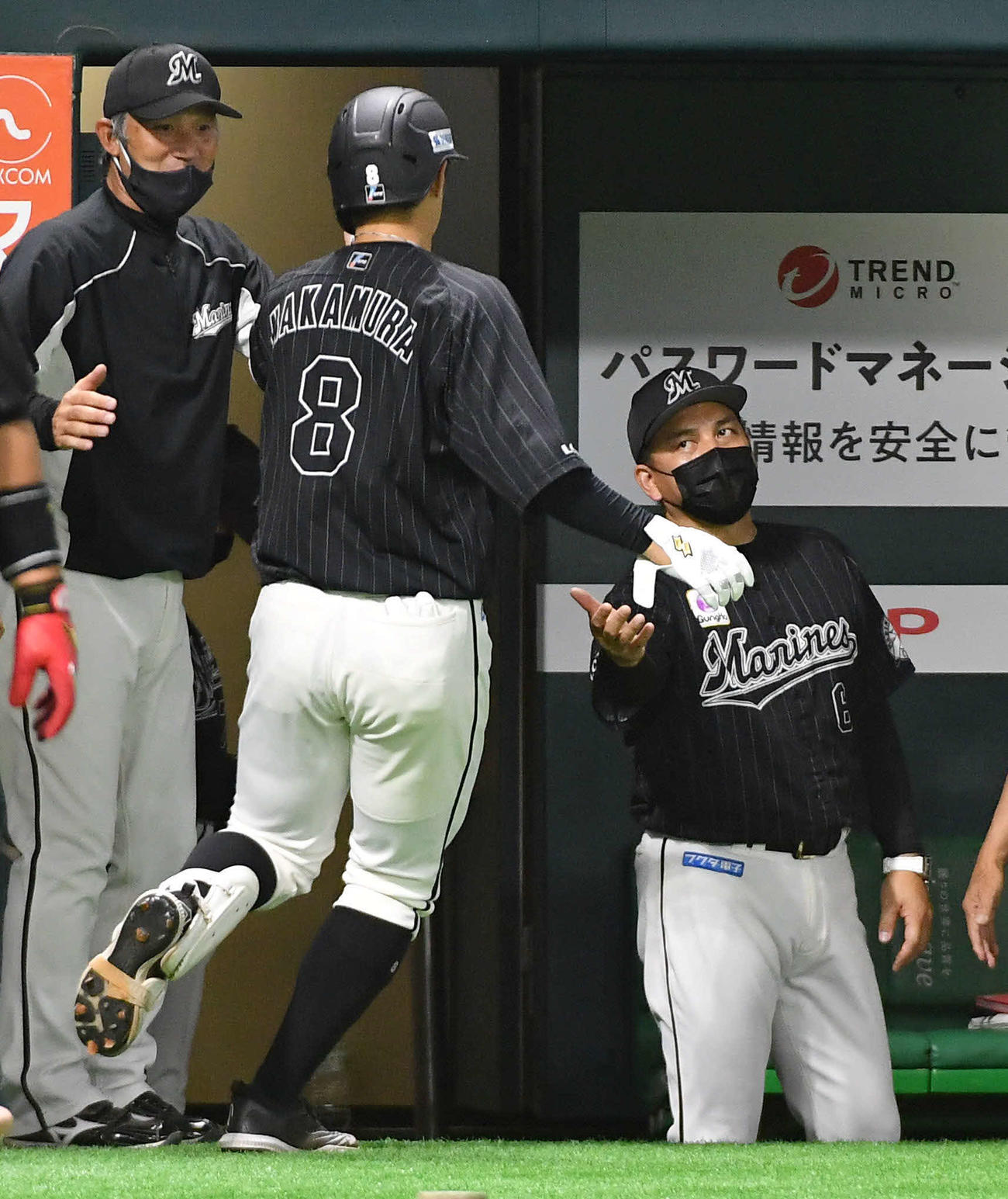 ソフトバンク対ロッテ　9回表ロッテ1死、左越え同点本塁打を放った中村奨（左から2人目）を迎える井口監督（撮影・岩下翔太）