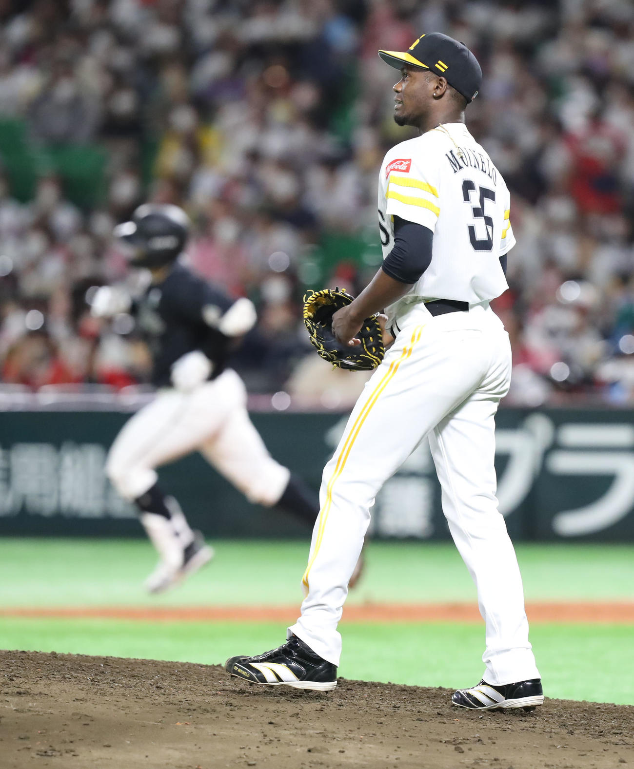 ソフトバンク対ロッテ　9回表ロッテ1死、モイネロは中村奨に同点の左越え本塁打を浴びる（撮影・屋方直哉）