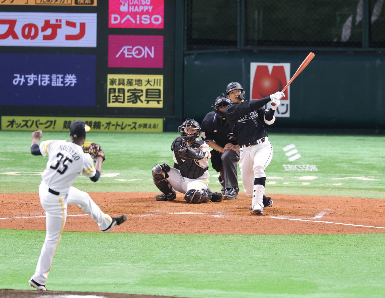 ソフトバンク対ロッテ　9回表ロッテ1死、中村奨吾は左越えに同点本塁打を放つ（撮影・梅根麻紀）