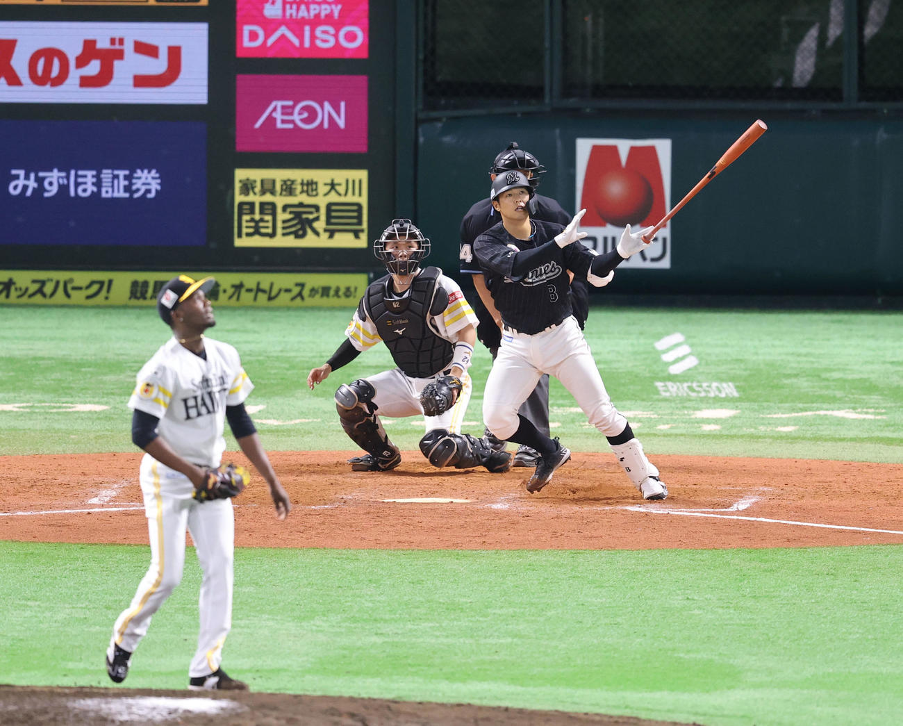 ソフトバンク対ロッテ　9回表ロッテ1死、中村奨吾は左越えに同点本塁打を放つ（撮影・梅根麻紀）