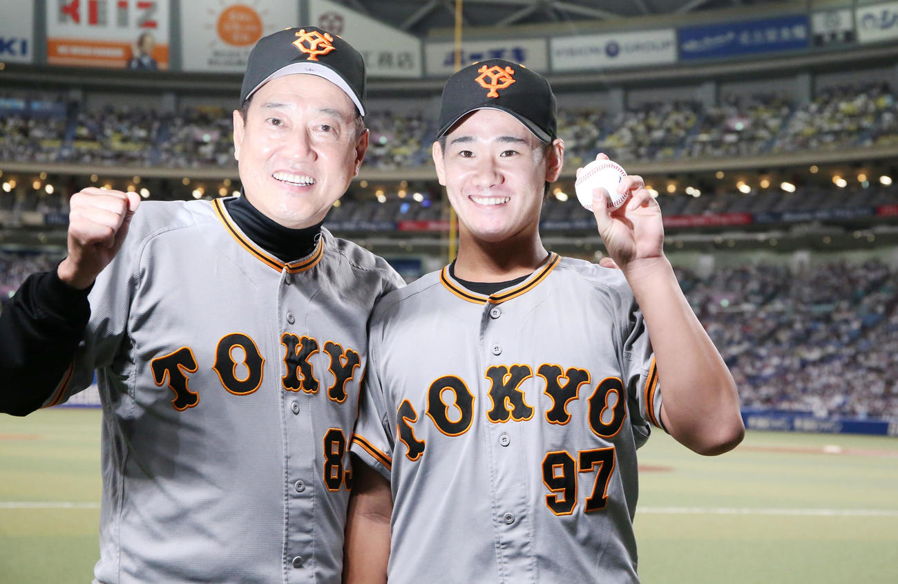中日対巨人　プロ初勝利を挙げ、原監督（左）といっしょに記念撮影をする井上（撮影・狩俣裕三）