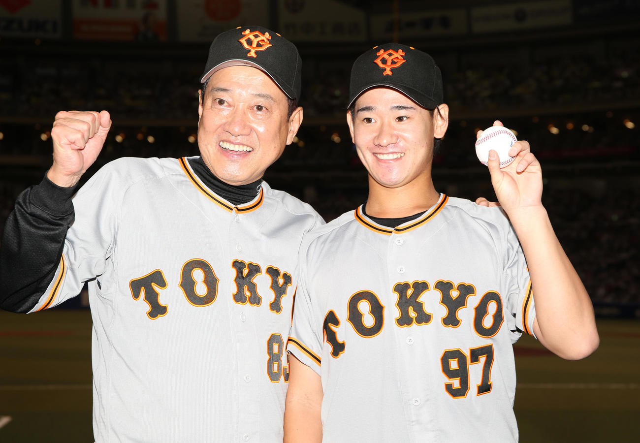 中日対巨人　プロ初勝利を挙げ、原監督（左）といっしょに記念撮影をする井上（撮影・狩俣裕三）