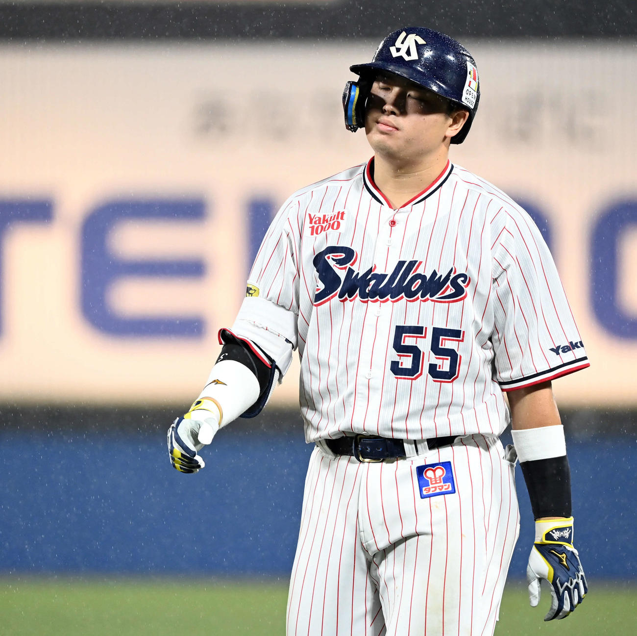 ヤクルト対DeNA 6回裏ヤクルト2死、二ゴロに倒れる村上（撮影・たえ見朱実）
