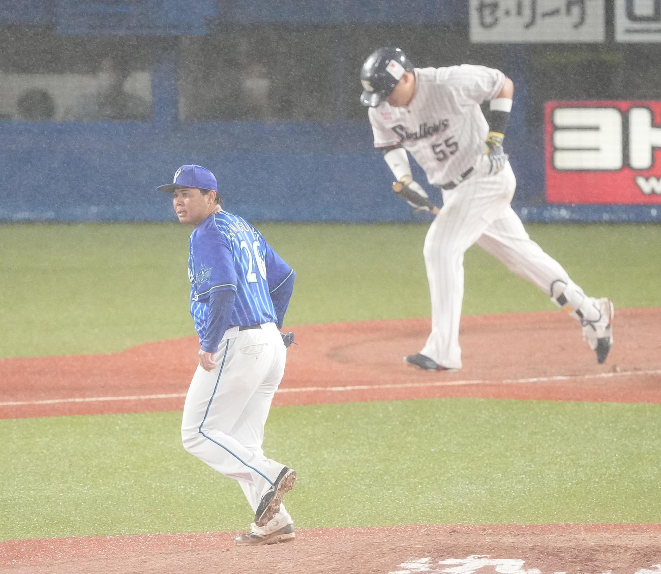 ヤクルト対DeNA 6回裏ヤクルト2死、村上を二ゴロに仕留める浜口（撮影・鈴木みどり）