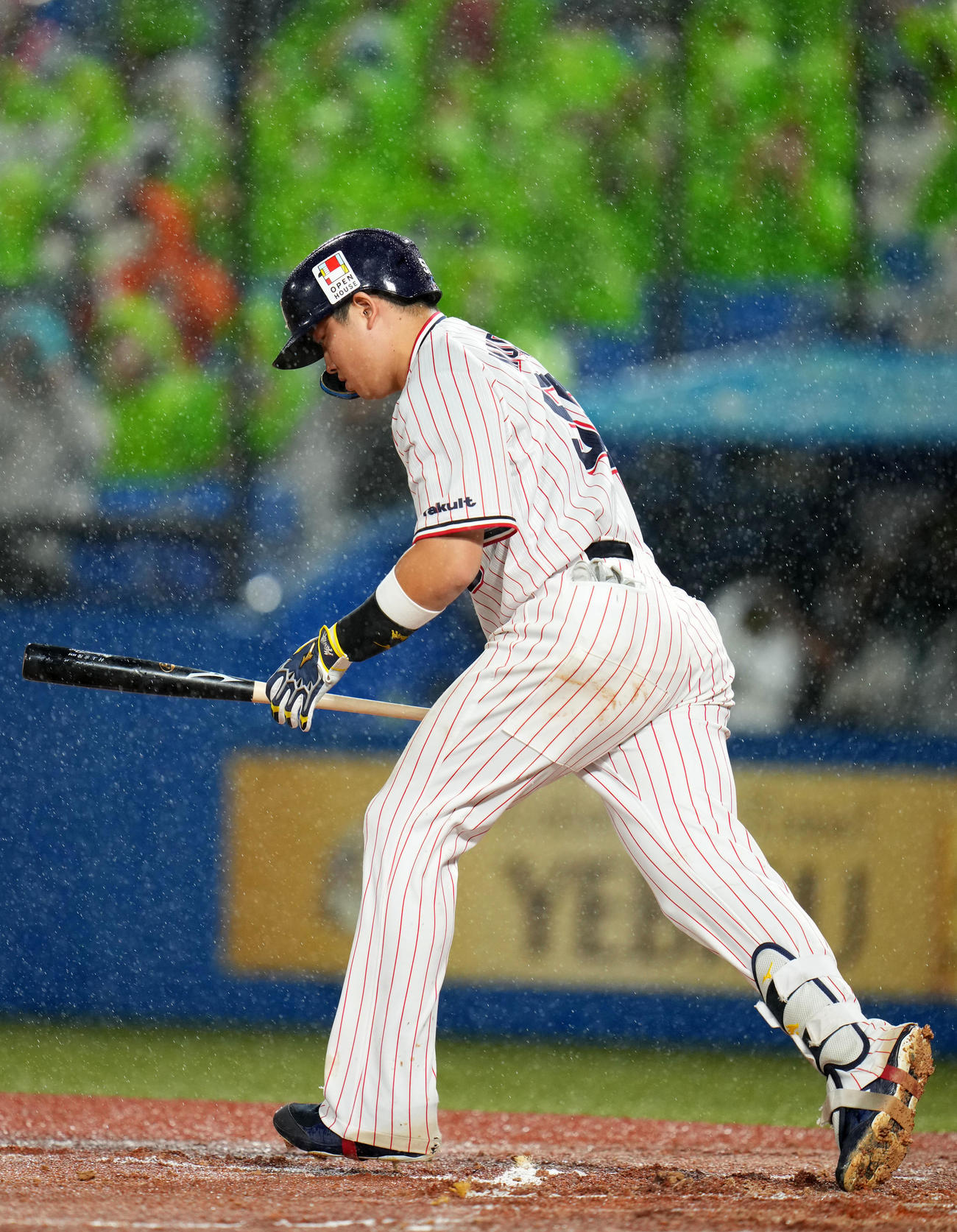 ヤクルト対DeNA 6回裏ヤクルト2死、二ゴロに倒れる村上（撮影・横山健太）
