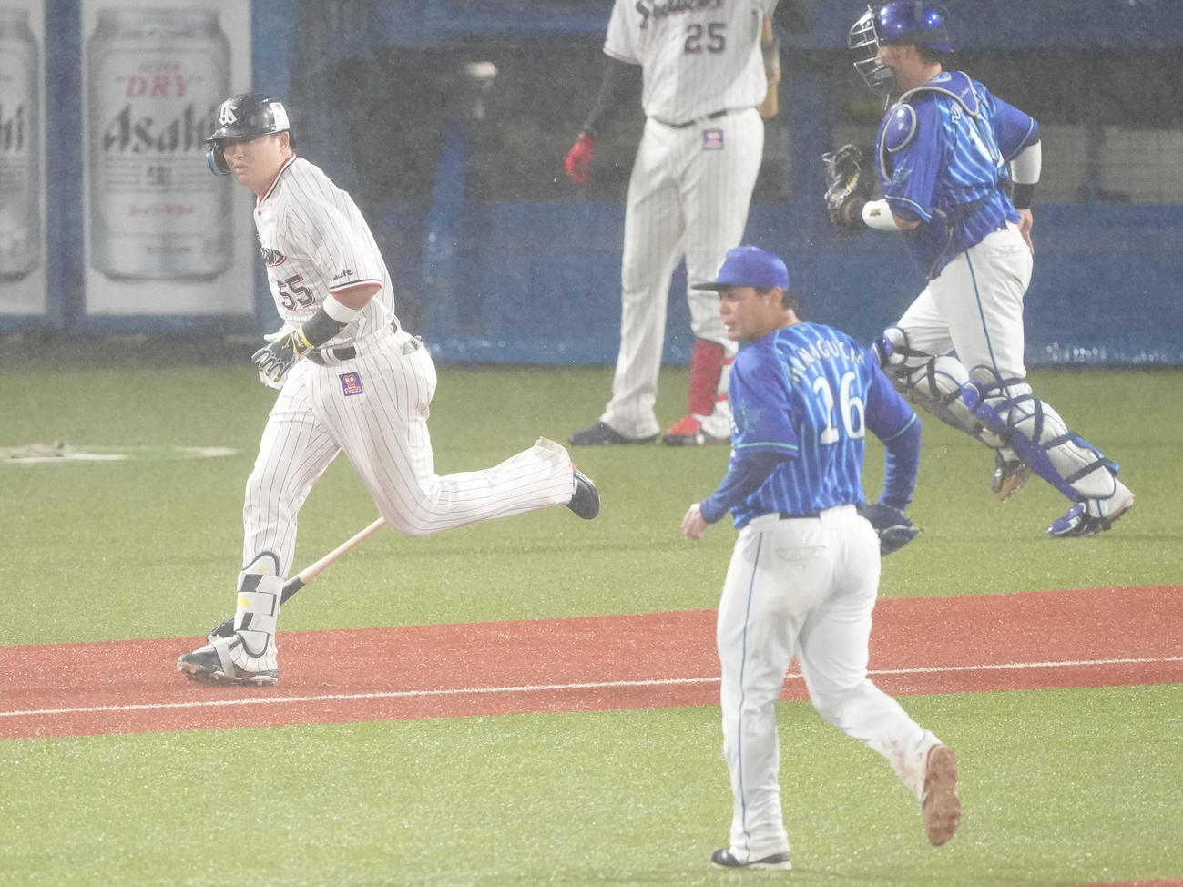 ヤクルト対DeNA 6回裏ヤクルト2死、二ゴロに倒れる村上。投手浜口（撮影・鈴木みどり）