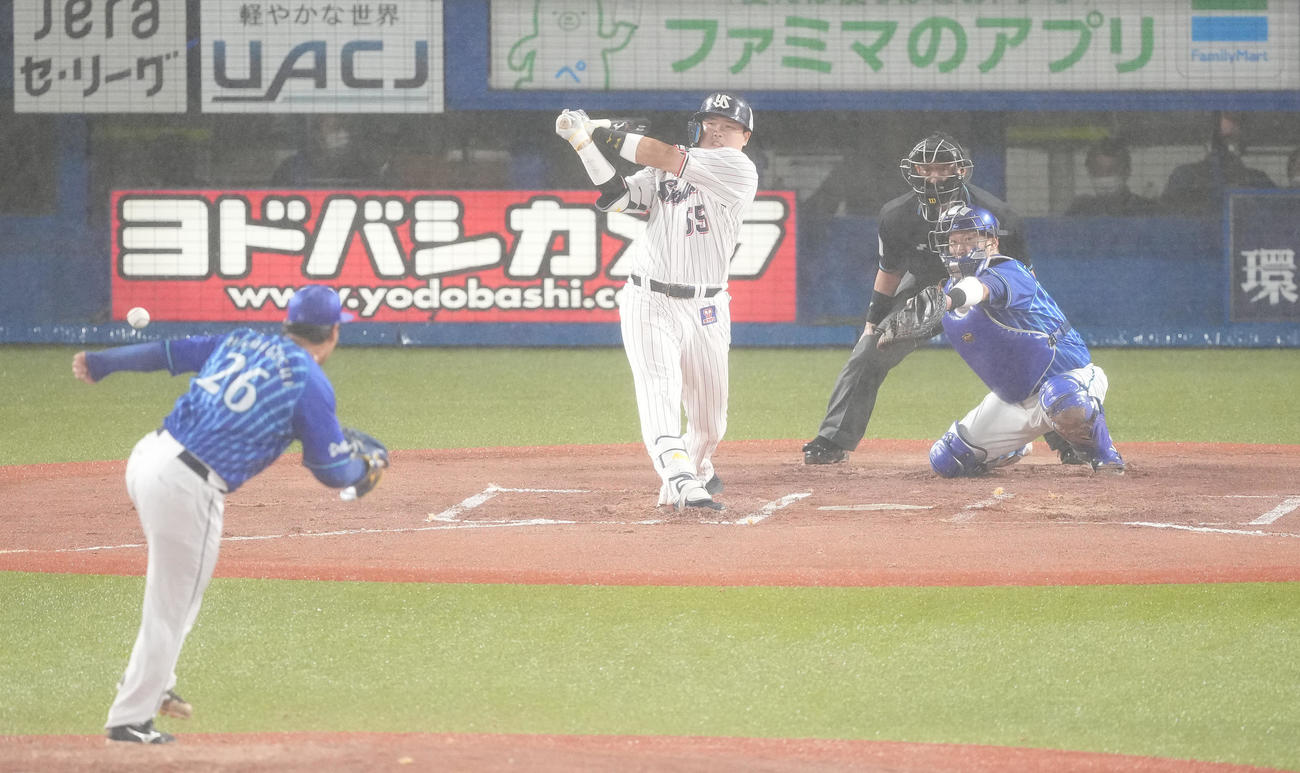 ヤクルト対DeNA 6回裏ヤクルト2死、二ゴロに倒れる村上。投手浜口（撮影・鈴木みどり）