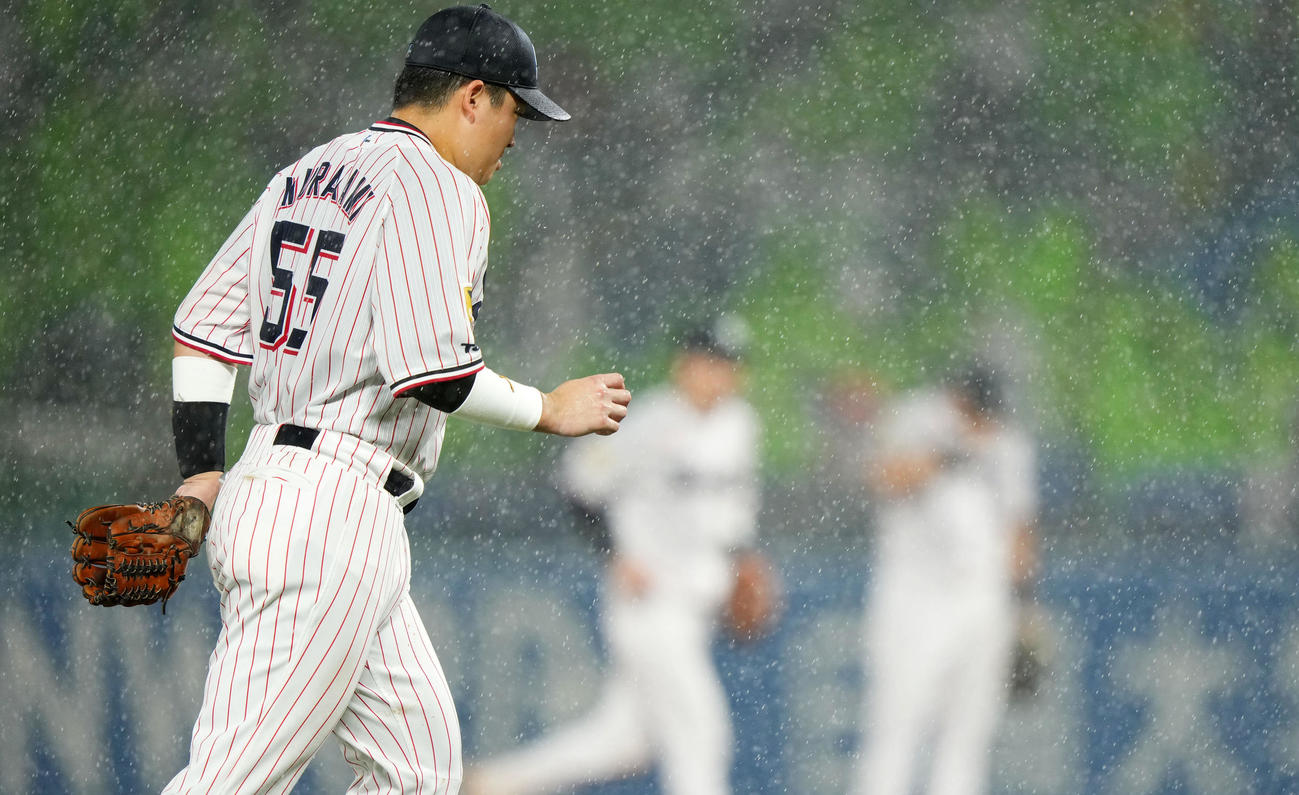 ヤクルト対DeNA 5回表途中、2度目の雨天中断となりベンチへ引き揚げるヤクルト村上（撮影・横山健太）