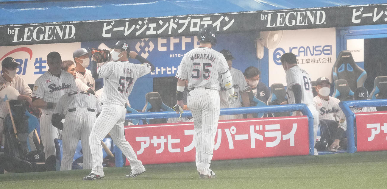 ヤクルト対DeNA 6回裏ヤクルト2死、二ゴロに倒れベンチへ戻る村上（撮影・鈴木みどり）