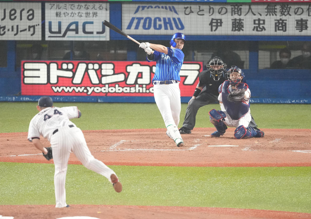 ヤクルト対DeNA 3回表DeNA1死、中越えソロ本塁打を放つ佐野。投手大西（撮影・鈴木みどり）