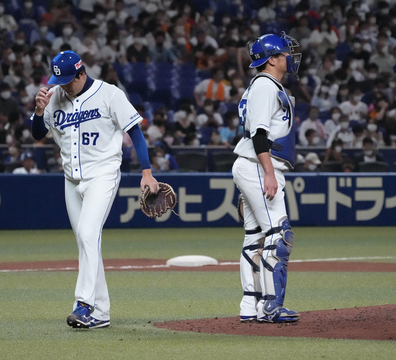 中日対巨人　4回表巨人1死一塁、マウンドを降りる中日先発の上田（左）（撮影・森本幸一）