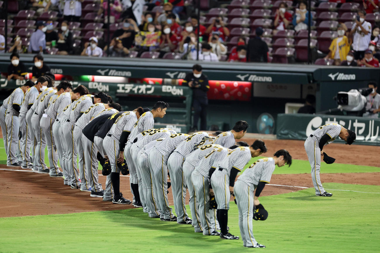 広島対阪神　マツダスタジアム最終戦を終えスタンドにあいさつする阪神ナイン（撮影・加藤哉）