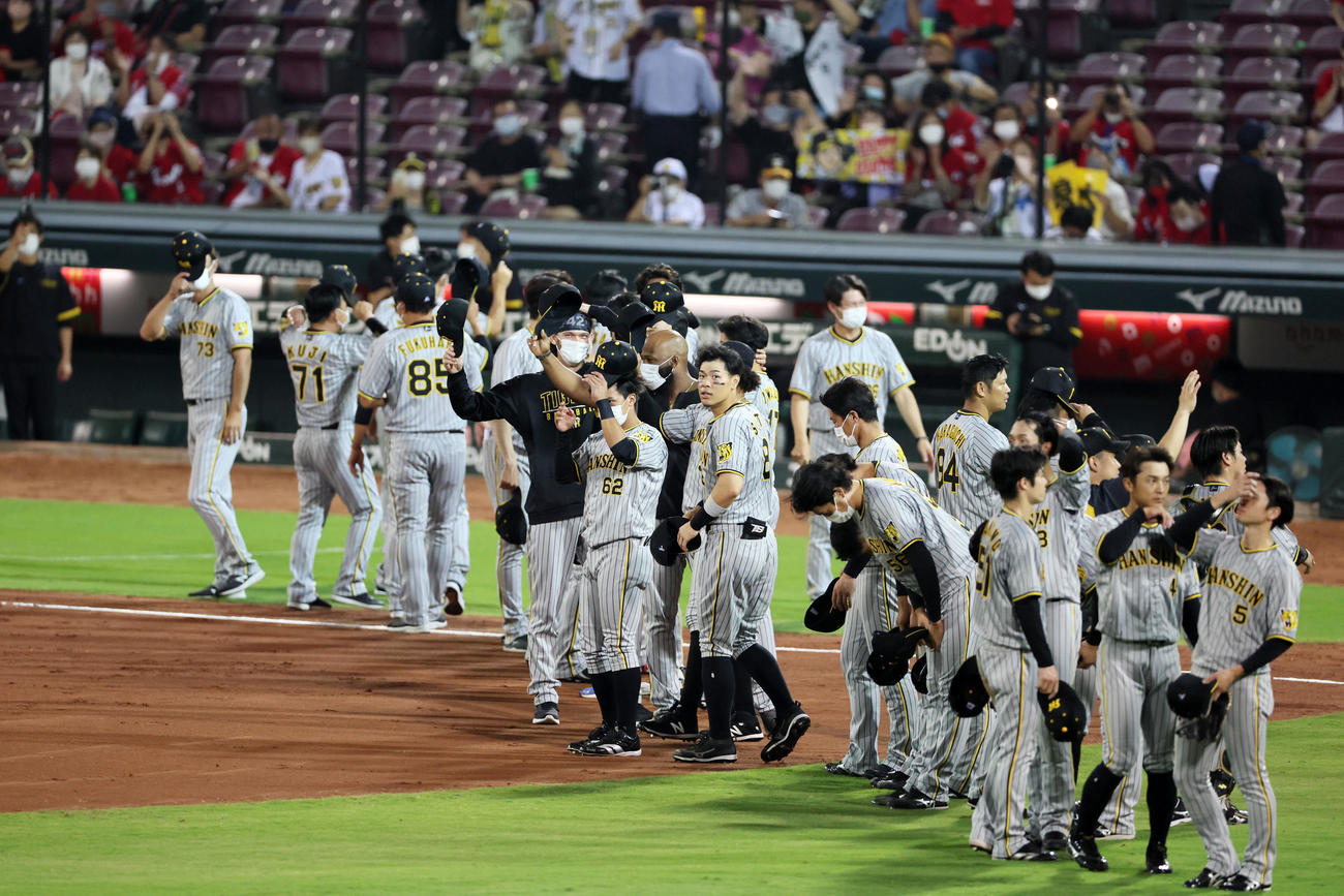 広島対阪神　マツダスタジアム最終戦を終えスタンドにあいさつする佐藤輝ら阪神ナイン（撮影・加藤哉）