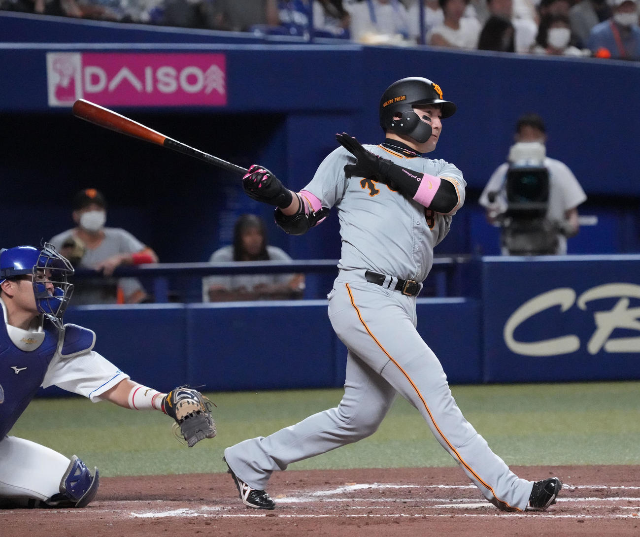 中日対巨人　6回表巨人無死一、三塁、右適時二塁打を放つ丸（撮影・森本幸一）