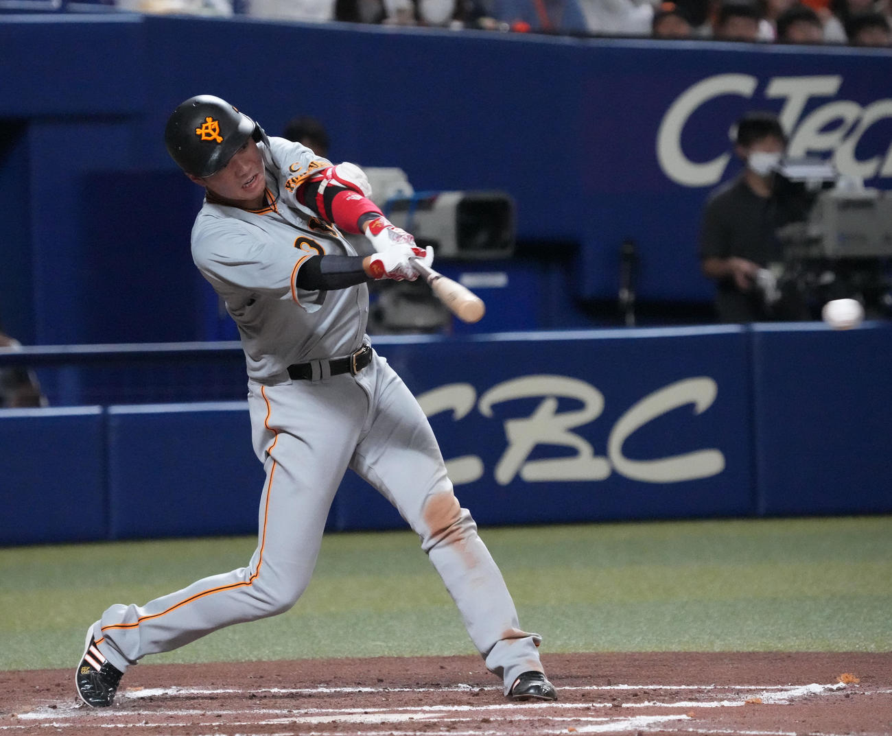 中日対巨人　6回表巨人無死二、三塁、中前適時打を放つ坂本（撮影・森本幸一）