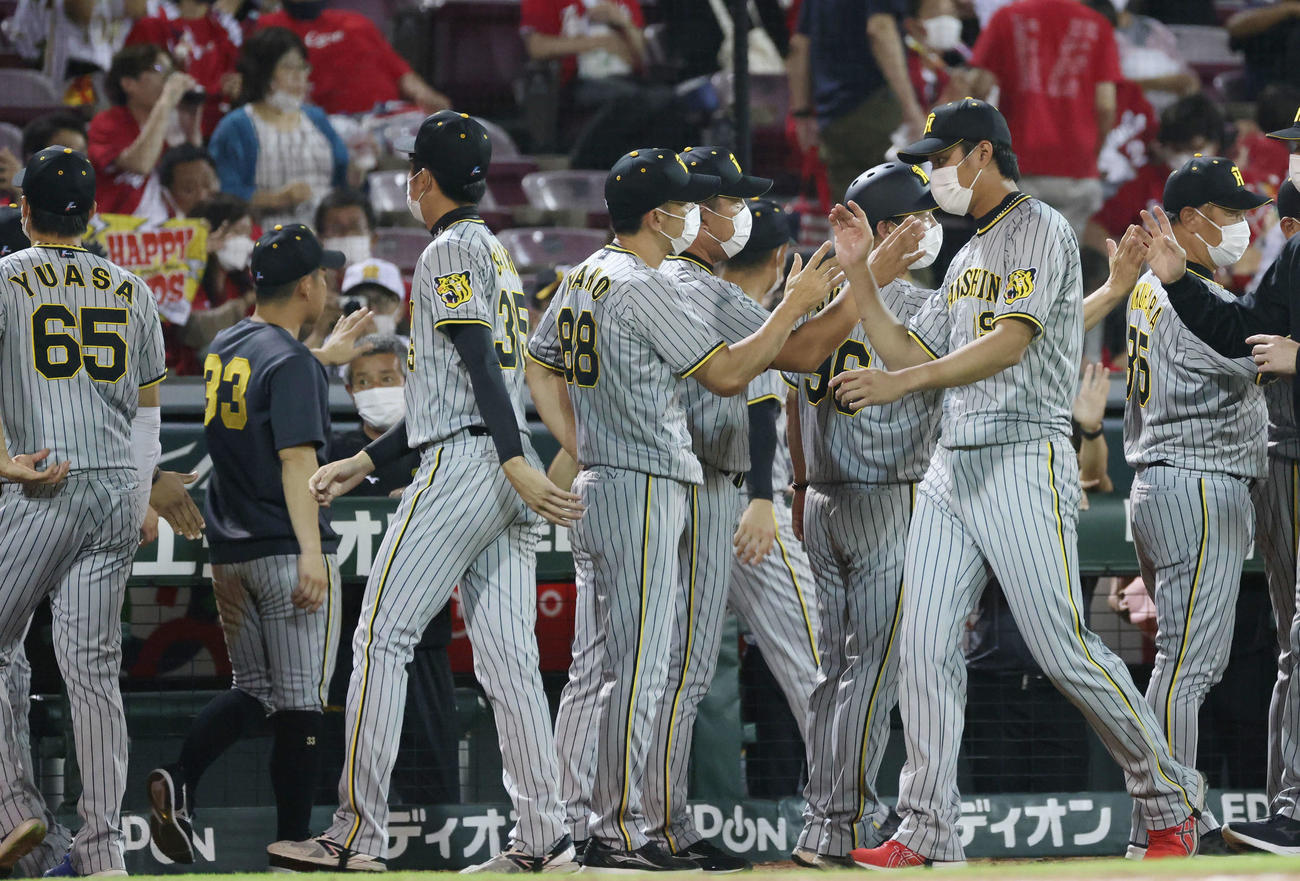 広島対阪神　快勝の阪神ナインを迎える矢野監督（中央）（撮影・加藤孝規）