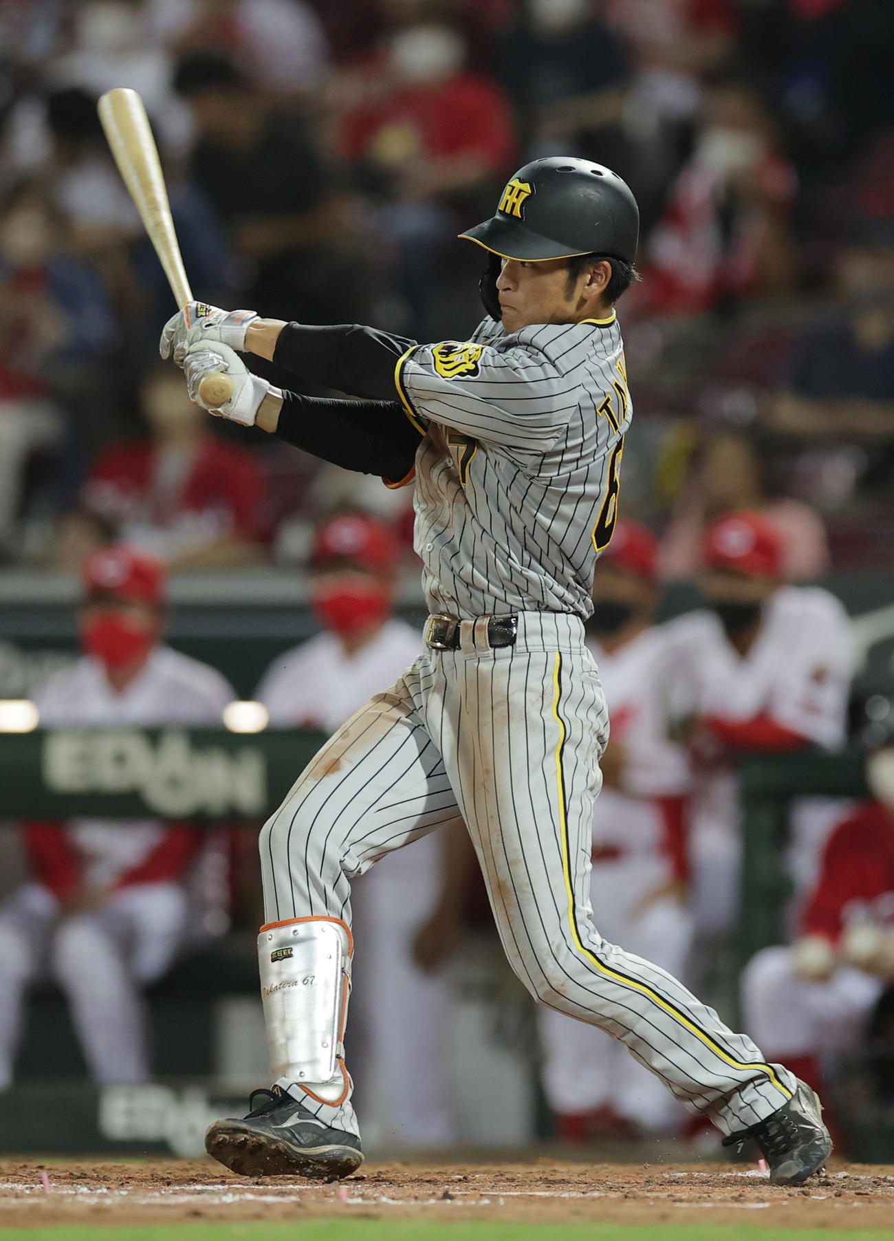 広島対阪神　4回表阪神1死一塁、右翼線へ適時二塁打を放つ高寺（撮影・前田充）