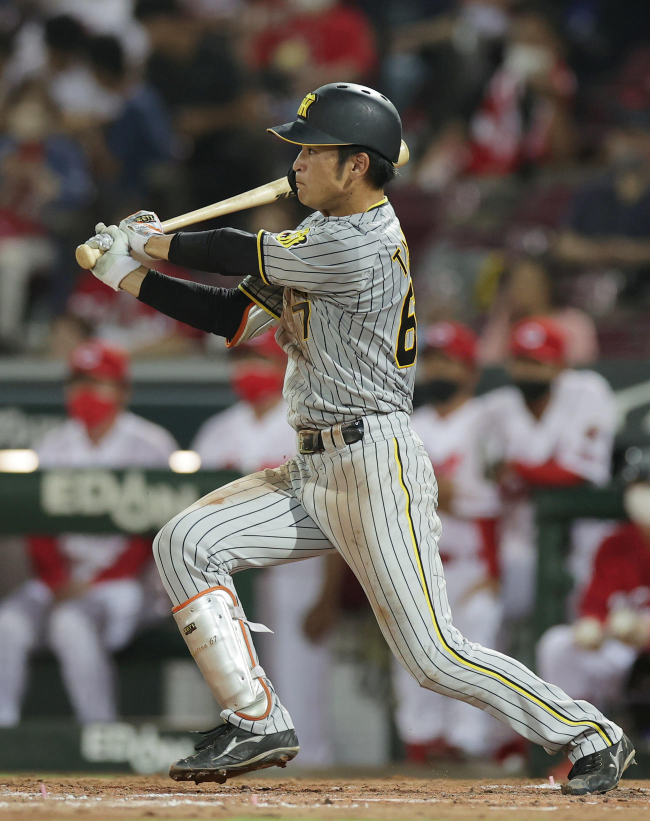 広島対阪神　4回表阪神1死一塁、右翼線へプロ初安打となる適時二塁打を放つ高寺（撮影・前田充）