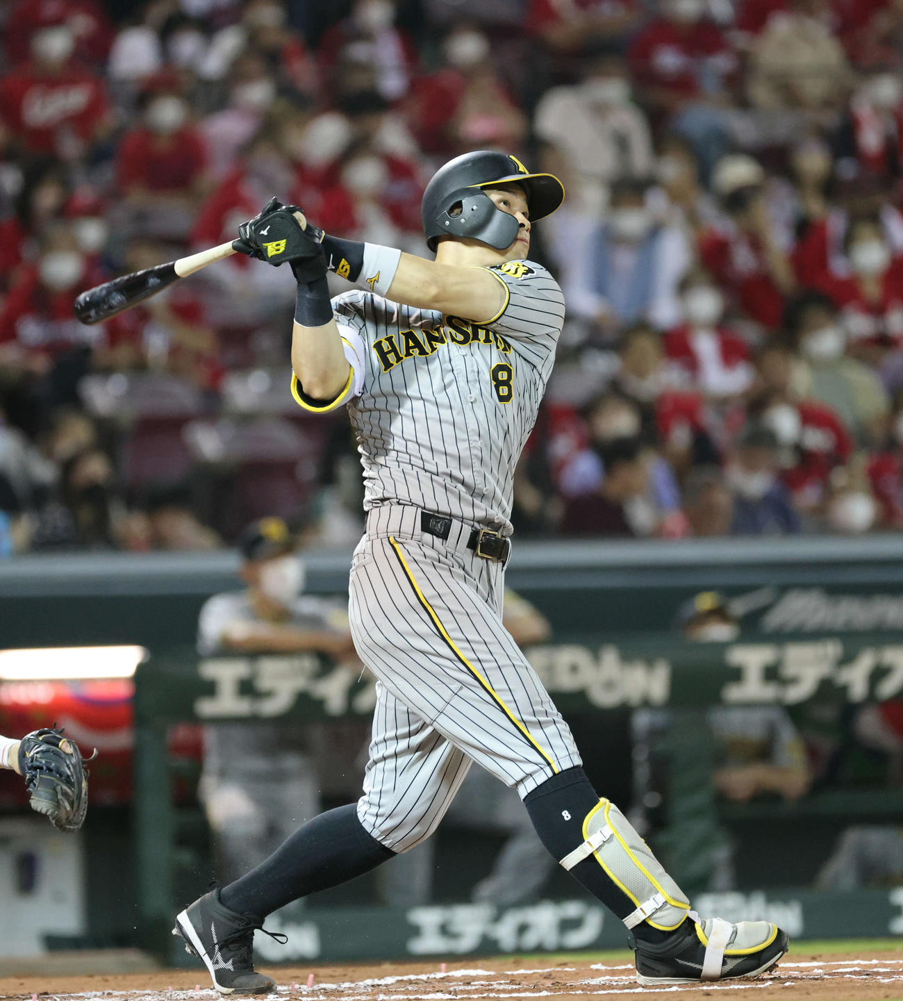 広島対阪神　6回表阪神無死二塁、佐藤輝は20号右越え2点本塁打を放つ（撮影・加藤孝規）