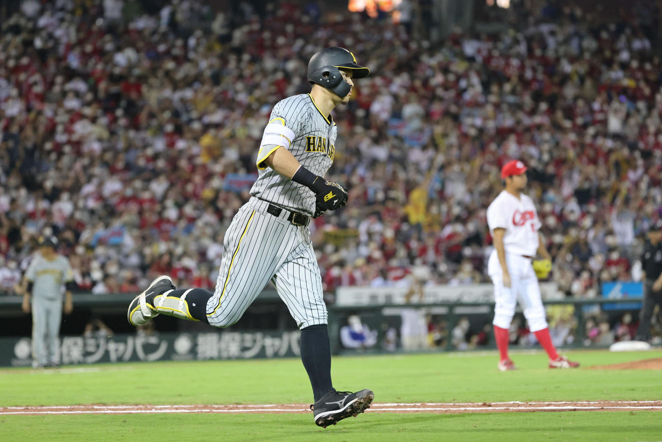 広島対阪神　6回表阪神無死二塁、佐藤輝は20号右越え2点本塁打を放つ。右は中崎（撮影・加藤孝規）