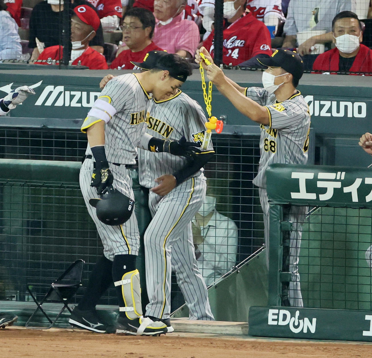 広島対阪神　6回表阪神無死二塁、佐藤輝は右越え2点本塁打を放ち矢野監督（右）からメダルをかけられる（撮影・加藤哉）