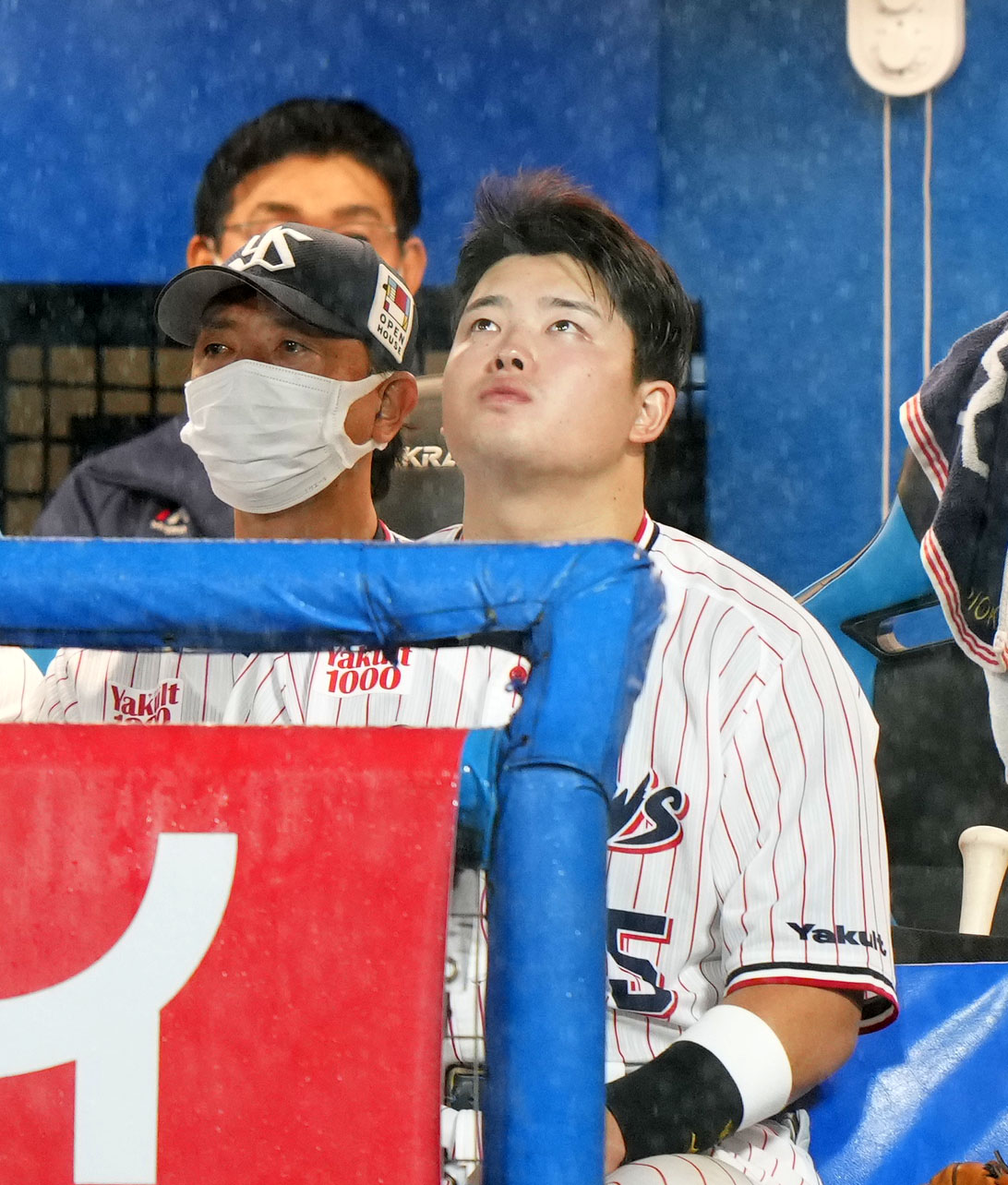 ヤクルト対DeNA 8回裏途中、3度目の雨での中断となり空を見上げるヤクルト村上（右）（撮影・横山健太）
