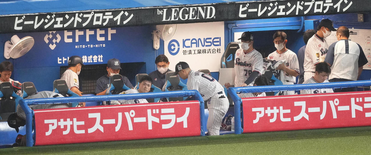 ヤクルト対DeNA DeNAに敗れ肩を落とすヤクルトベンチ。右手前は村上（撮影・鈴木みどり）