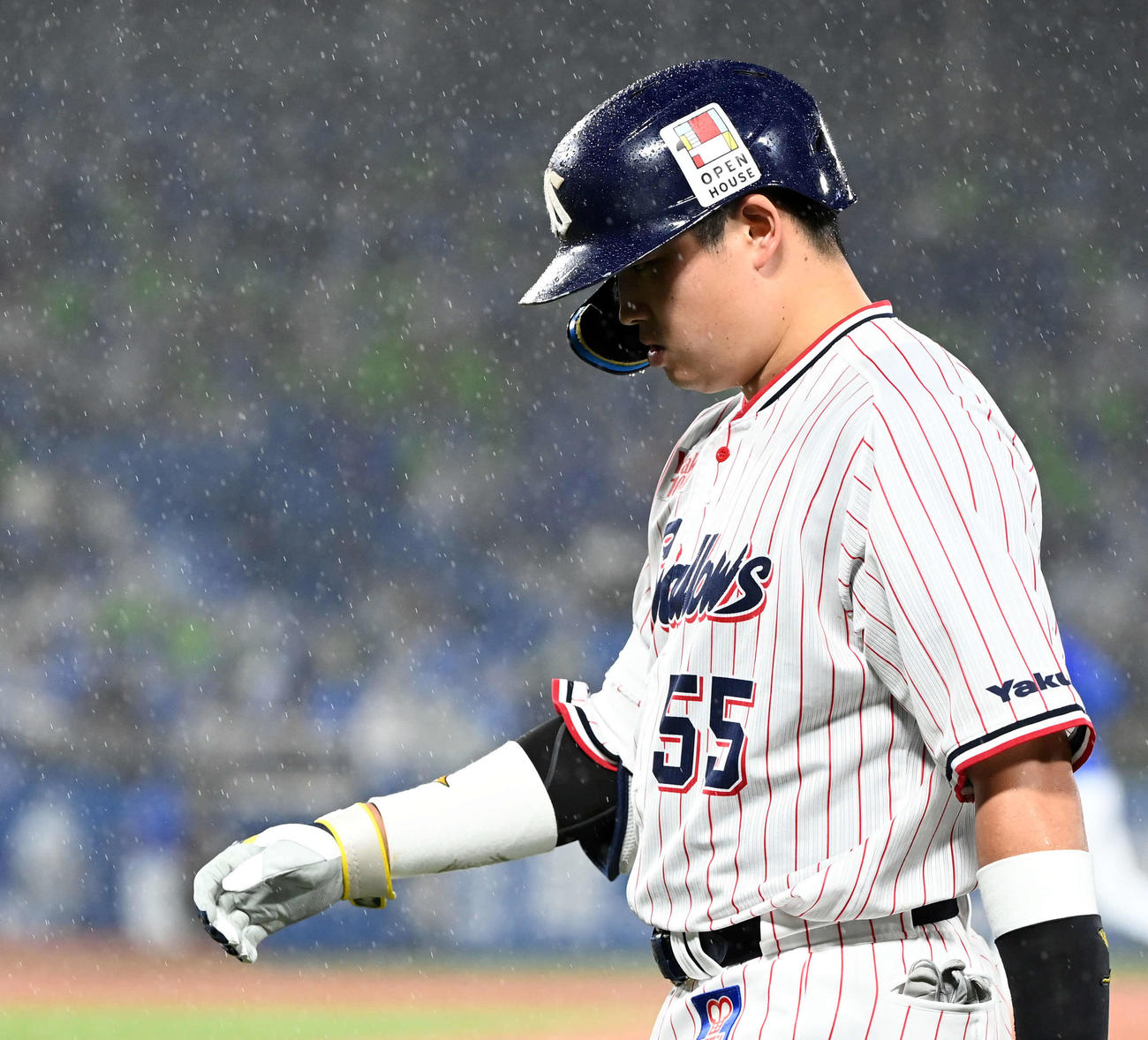 ヤクルト対DeNA 6回裏ヤクルト2死、二ゴロに倒れる村上（撮影・たえ見朱実）