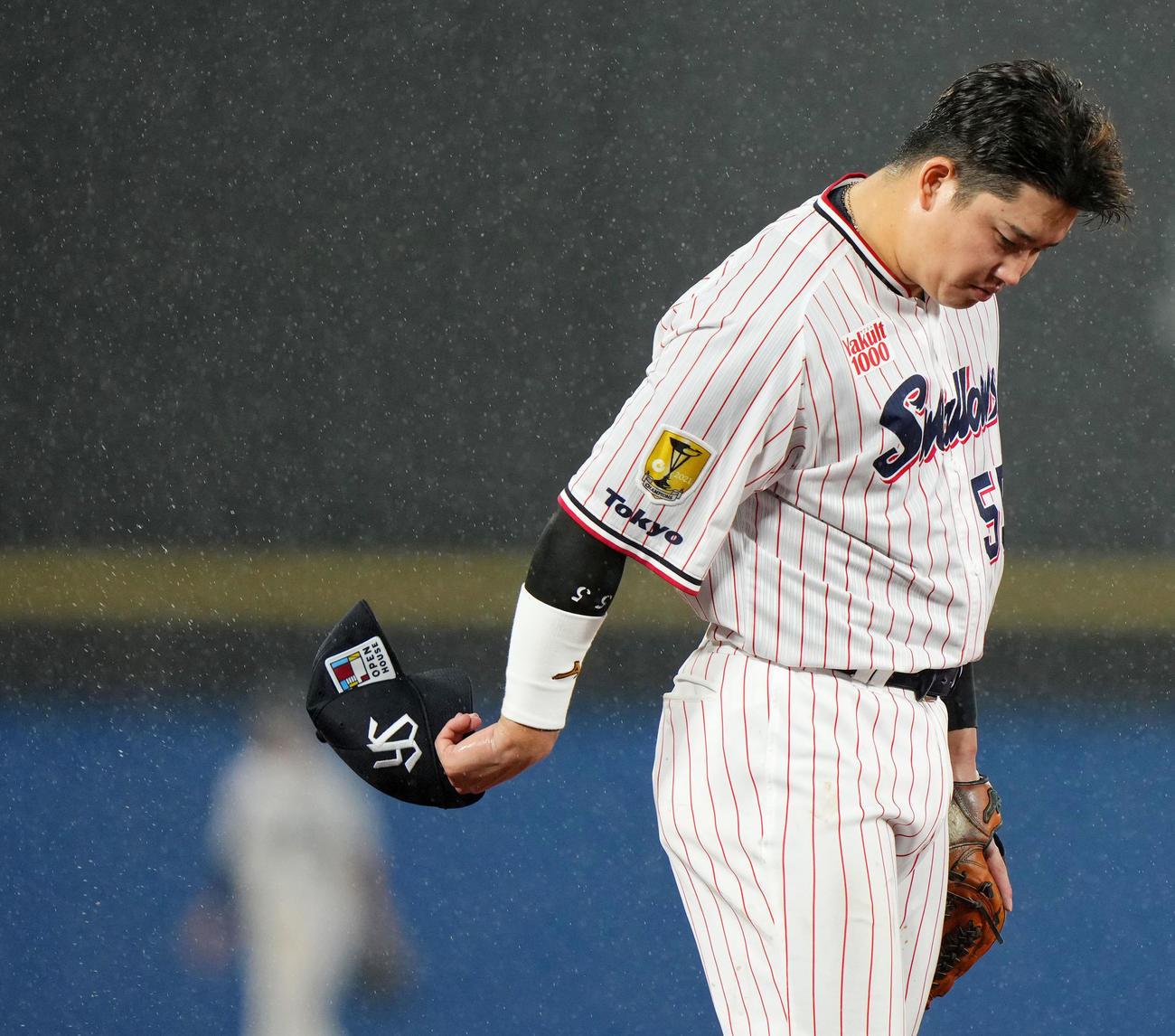 ヤクルト対DeNA 7回表、濡れた帽子の水を振り払うヤクルト村上（撮影・横山健太）