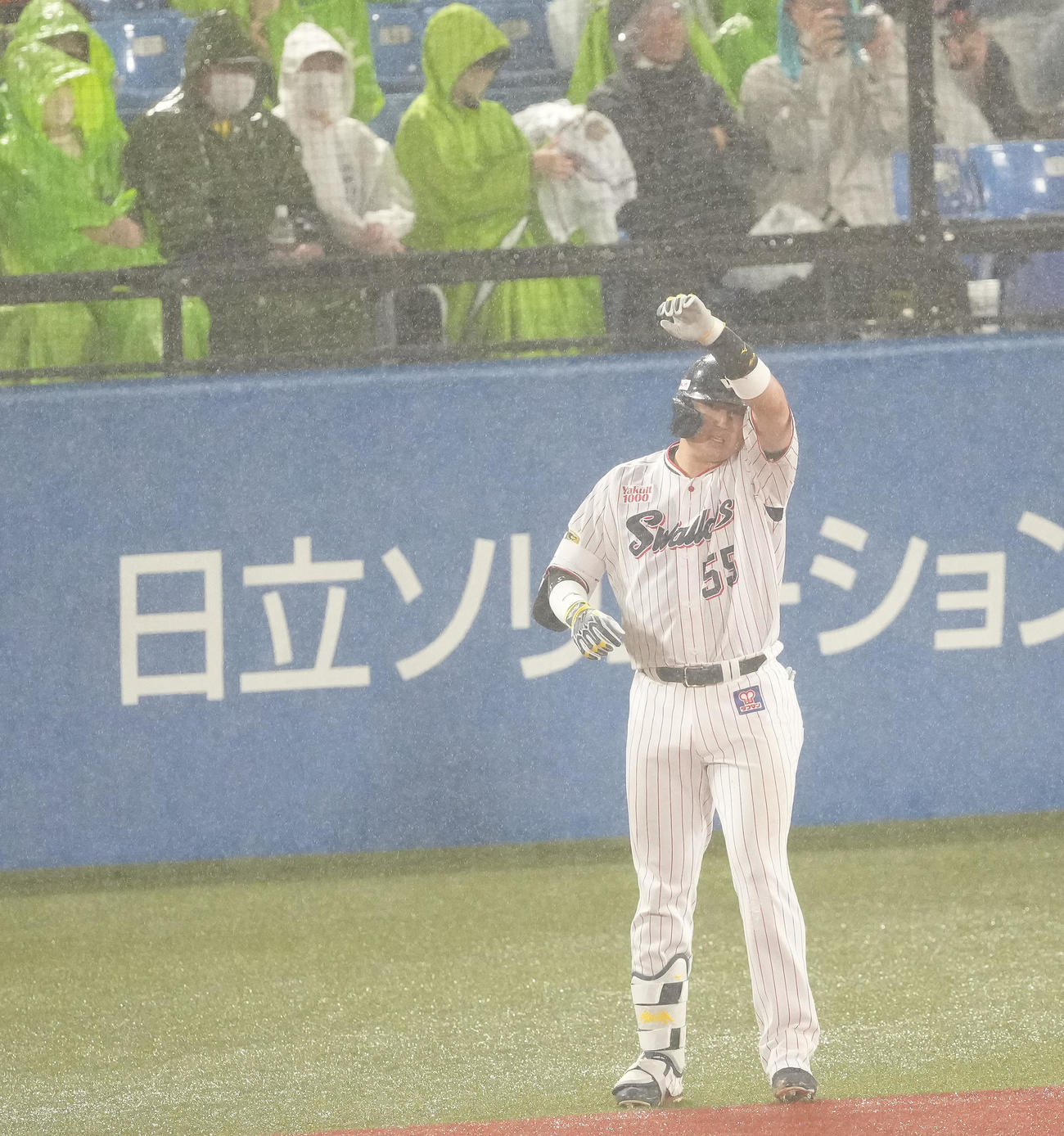 ヤクルト対DeNA 6回裏ヤクルト2死、二ゴロに倒れ、汗をぬぐう村上（撮影・鈴木みどり）