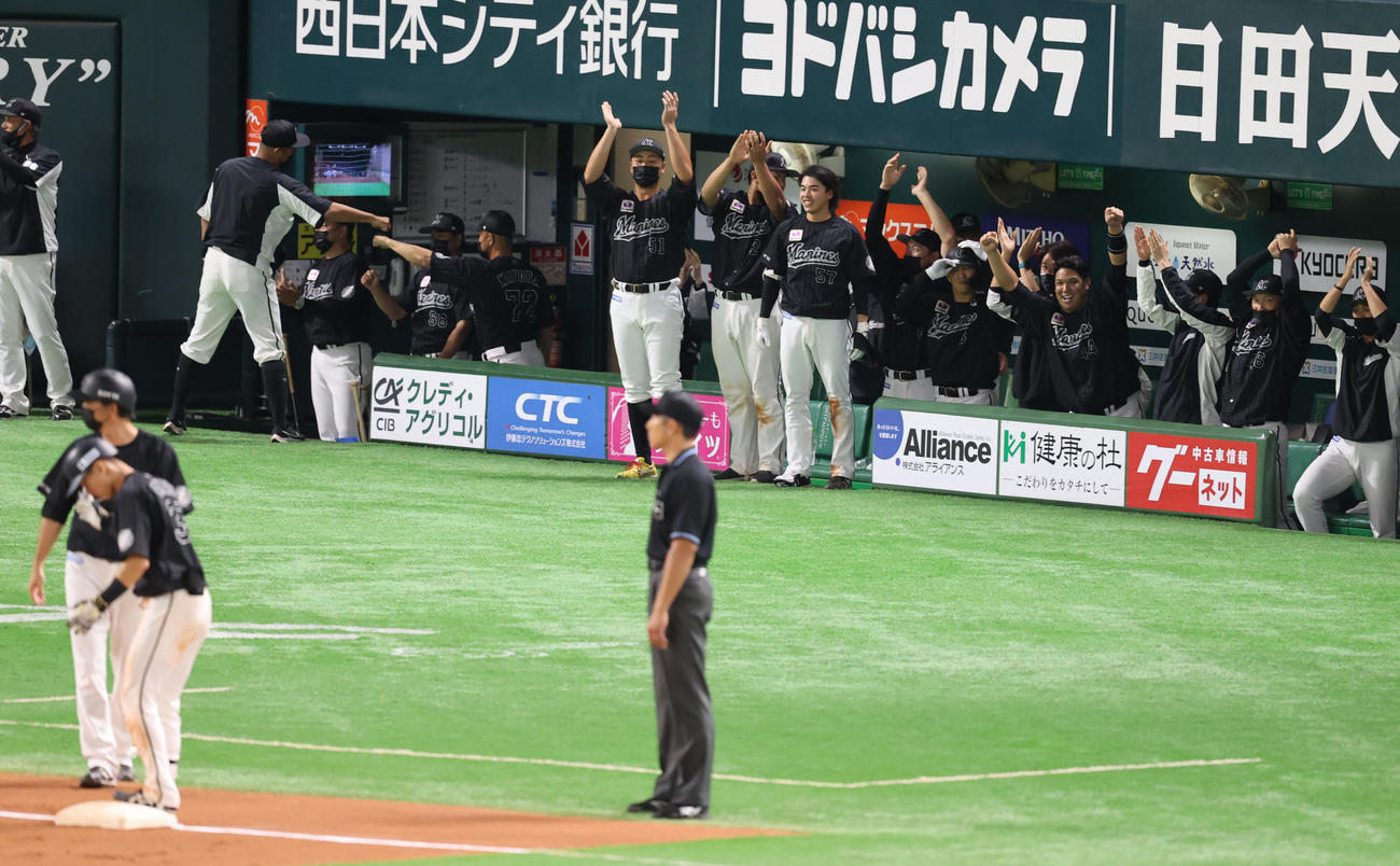 ソフトバンク対ロッテ　10回表ロッテ1死一、二塁、高部瑛斗は勝ち越しとなる中越え2点適時三塁打を放つ、賑わうナイン（撮影・梅根麻紀）