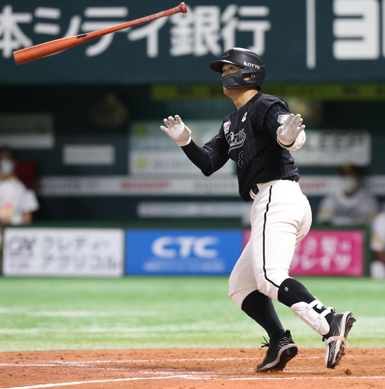 ソフトバンク対ロッテ　9回表ロッテ1死、中村奨は同点の左越え本塁打を放つ（撮影・屋方直哉）