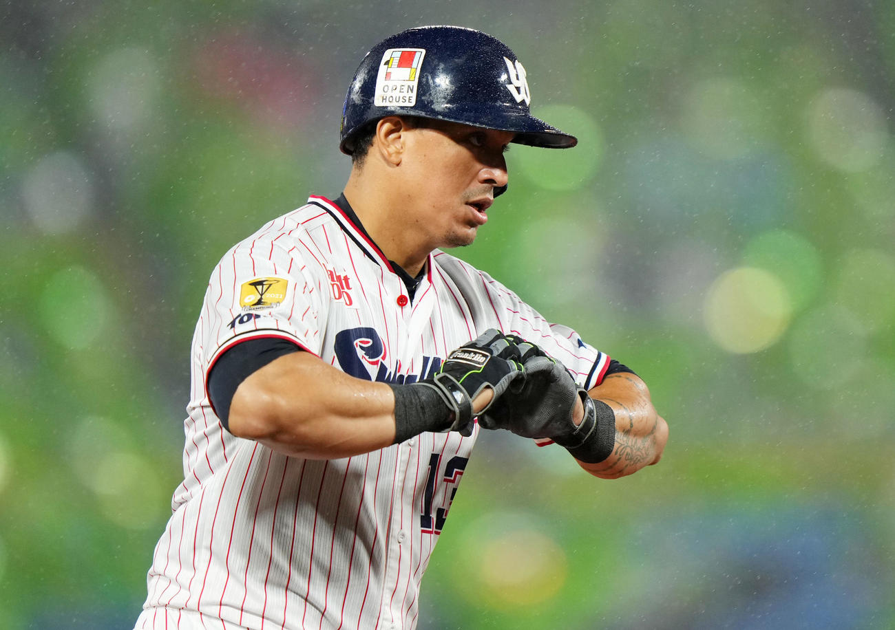 ヤクルト対DeNA 9回裏ヤクルト1死一、二塁、左越え3点本塁打を放ちポーズを決めるオスナ（撮影・横山健太）