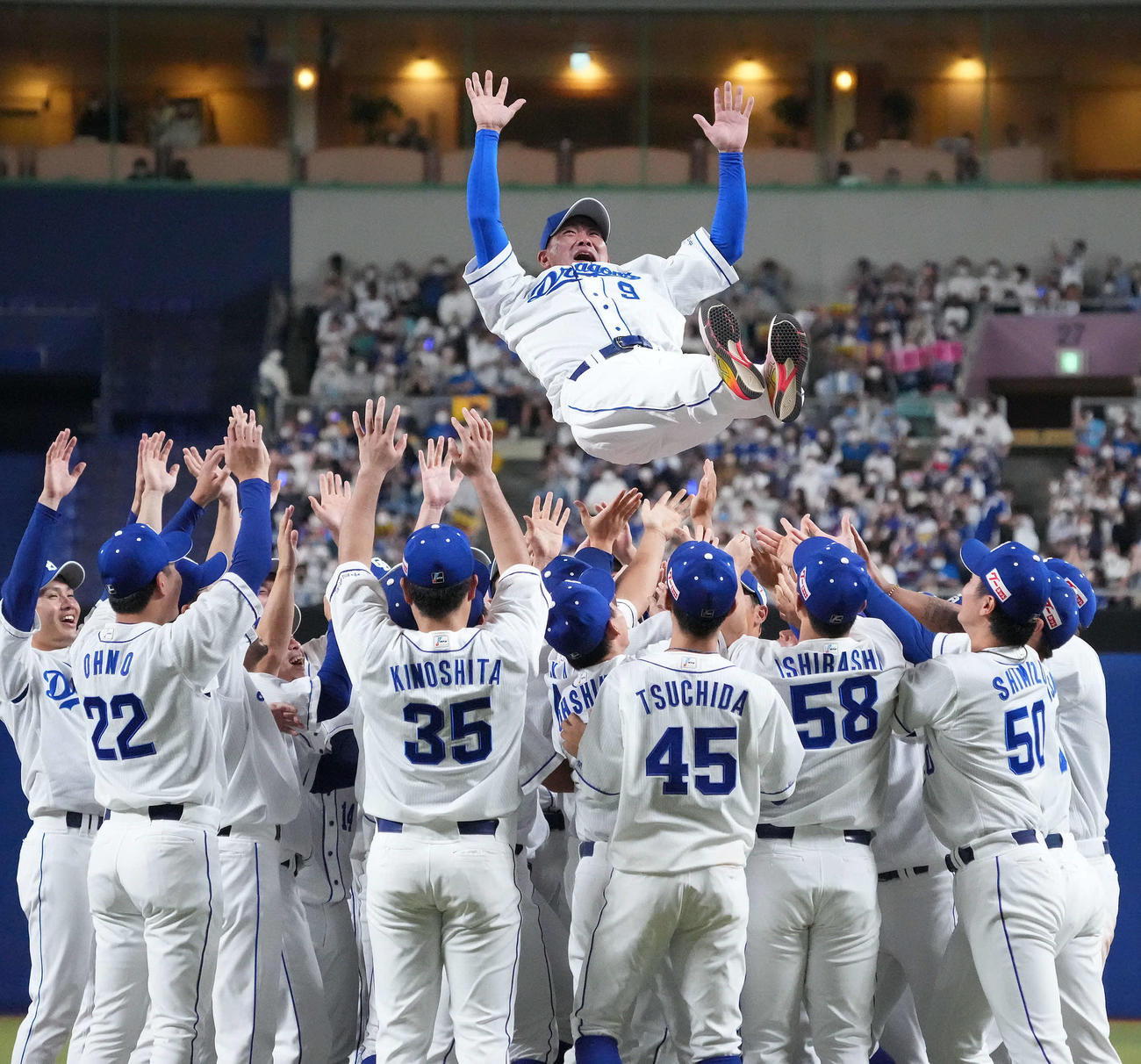 中日対巨人　引退セレモニーでナインに胴上げされる福留（撮影・森本幸一）