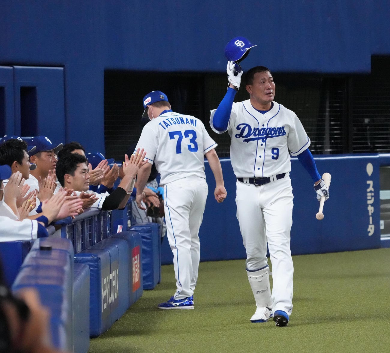 中日対巨人　9回裏中日1死、二飛に倒れあいさつをする福留（右）（撮影・森本幸一）