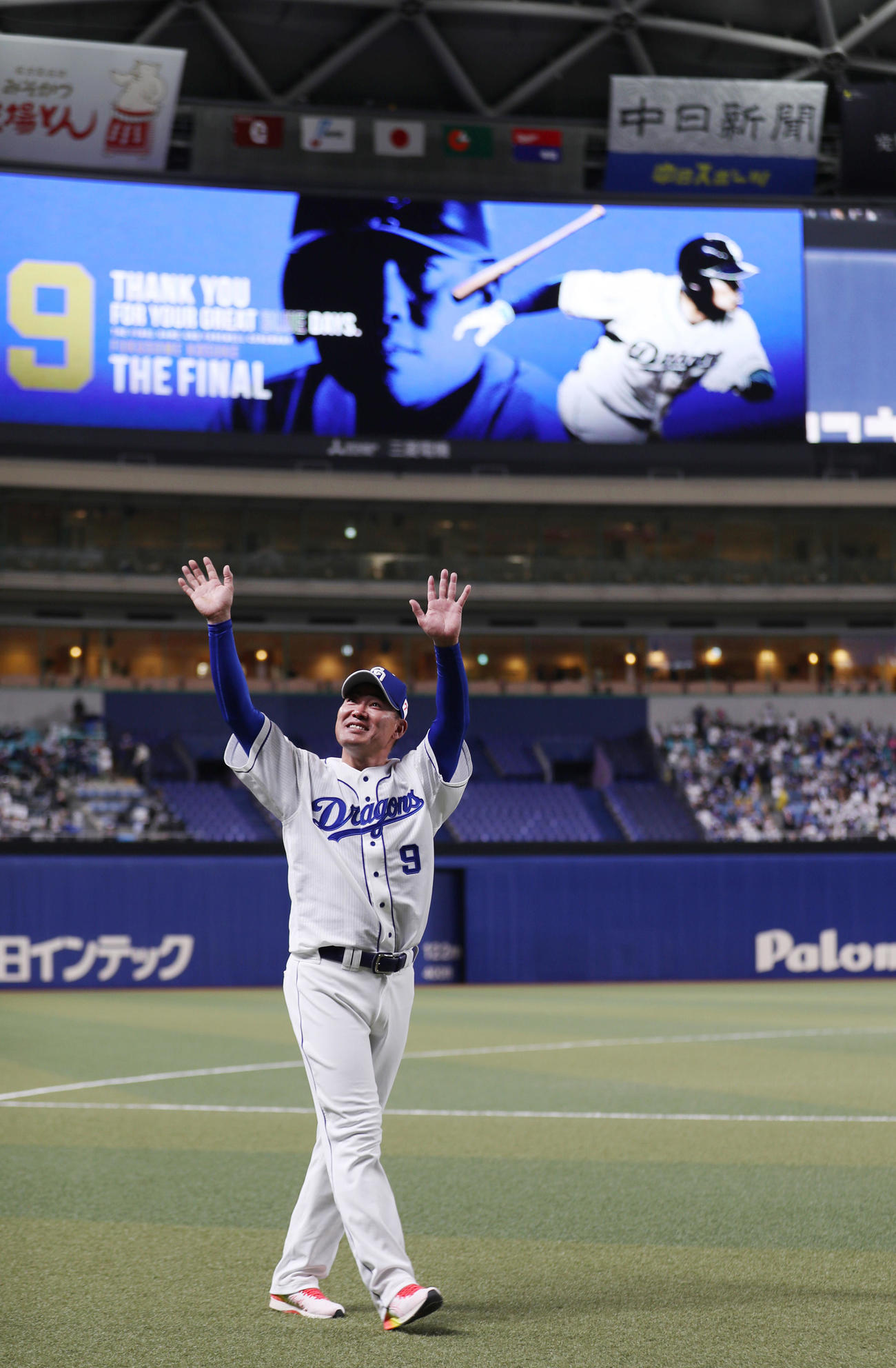 中日対巨人　引退セレモニーで場内一周し、ファンにあいさつする福留（撮影・狩俣裕三）