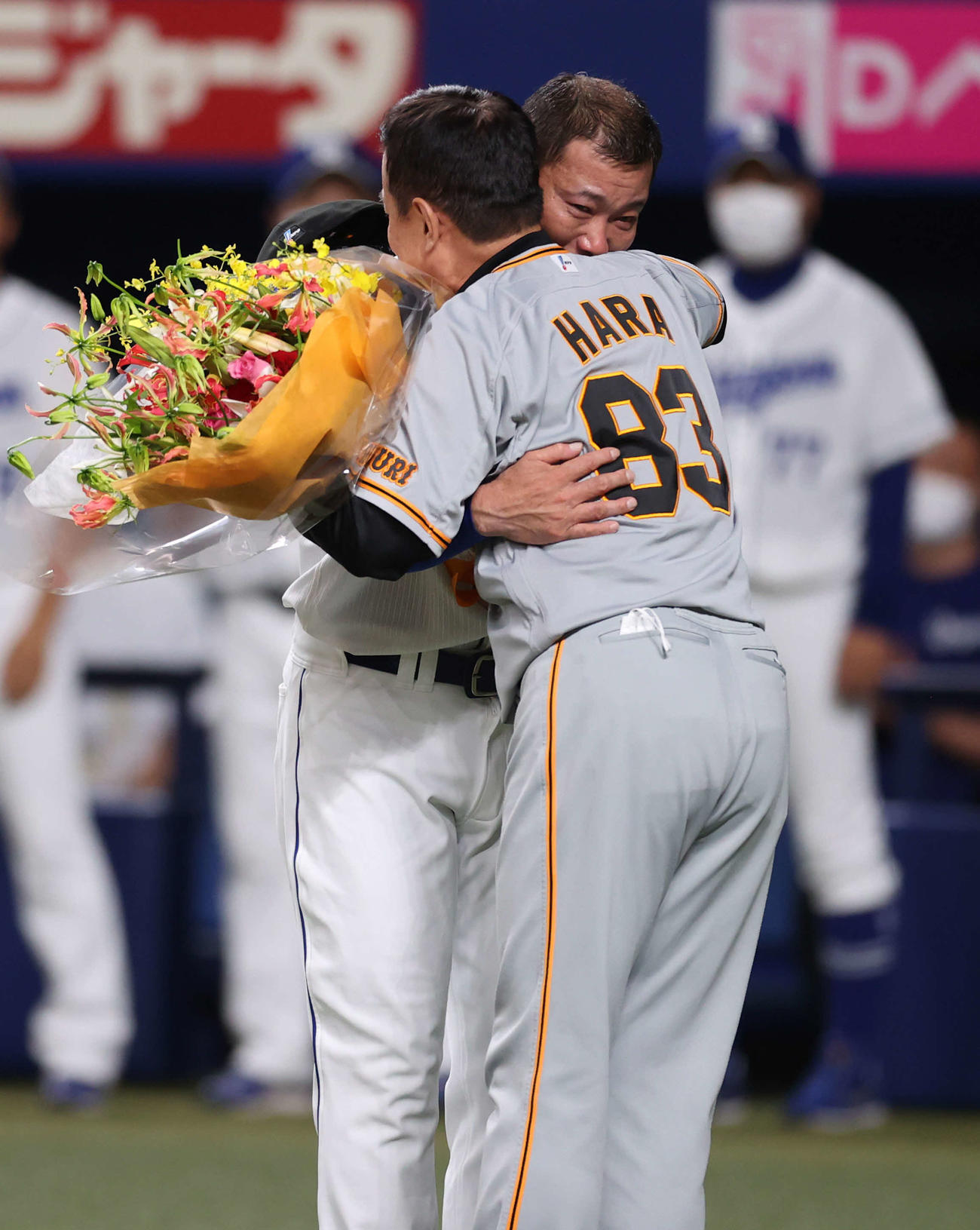 中日対巨人　試合後、原監督（右）から花束を渡され、涙を流しながら抱き合う福留（撮影・狩俣裕三）