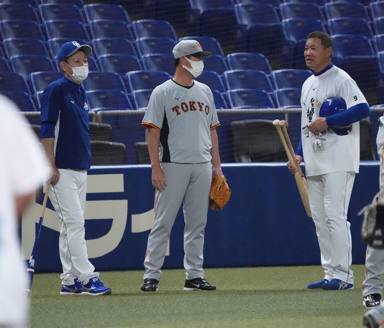 中日対巨人　試合前練習で言葉を交わす（左から）立浪監督、桑田投手チーフコーチ、福留（撮影・森本幸一）