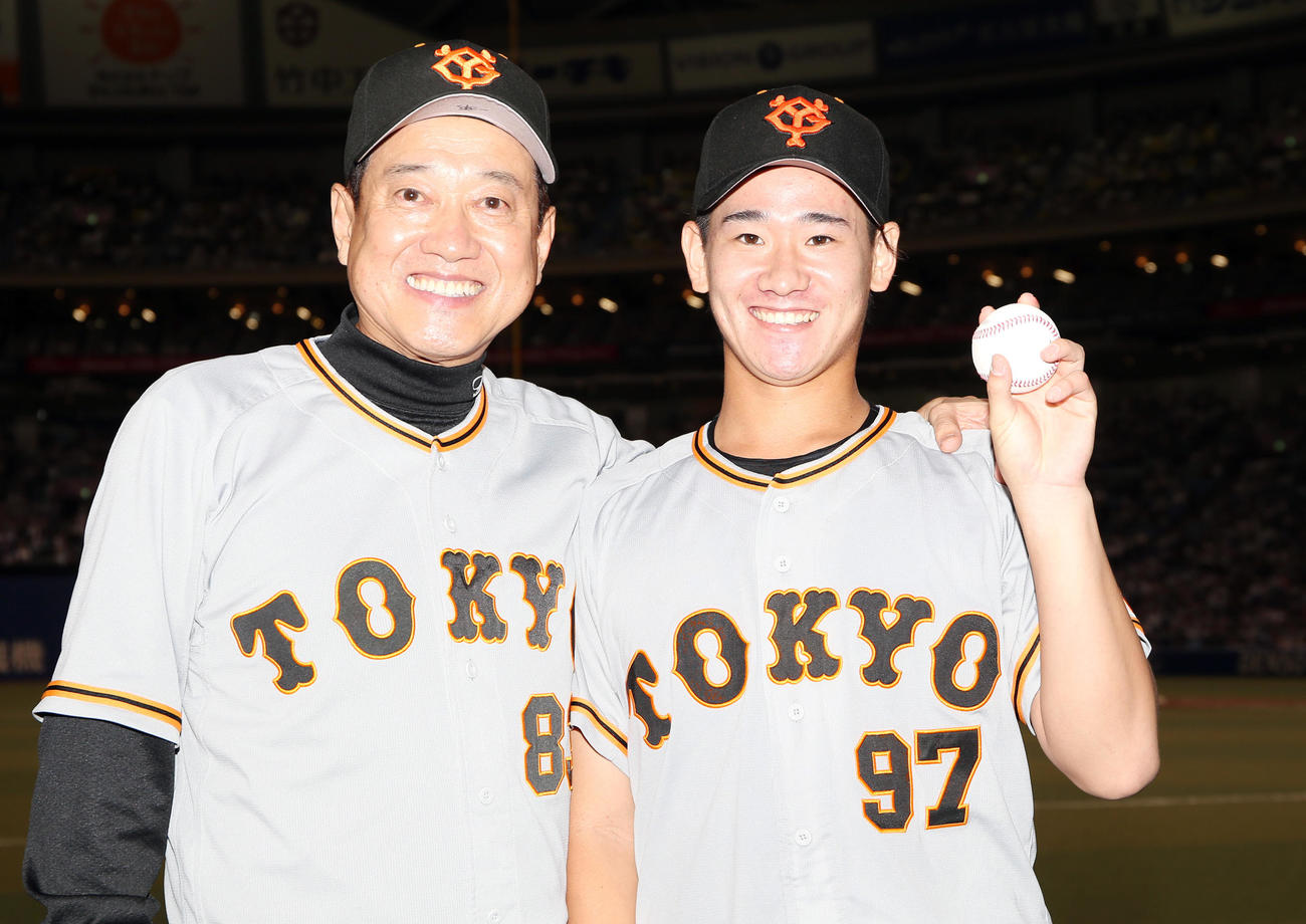 中日対巨人　プロ初勝利を挙げ、原監督（左）と記念撮影をする井上（撮影・狩俣裕三）