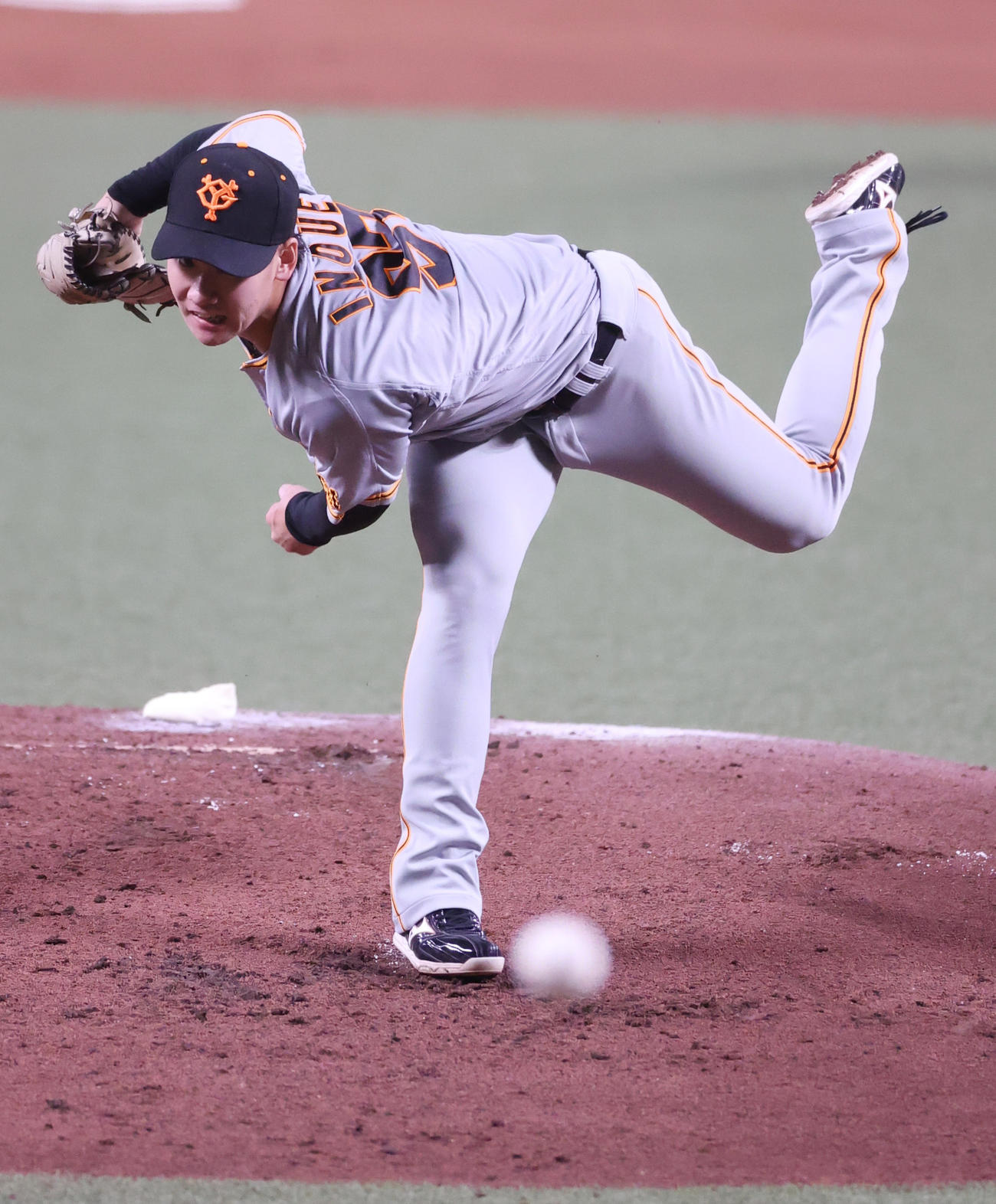 中日対巨人　巨人先発の井上（撮影・狩俣裕三）