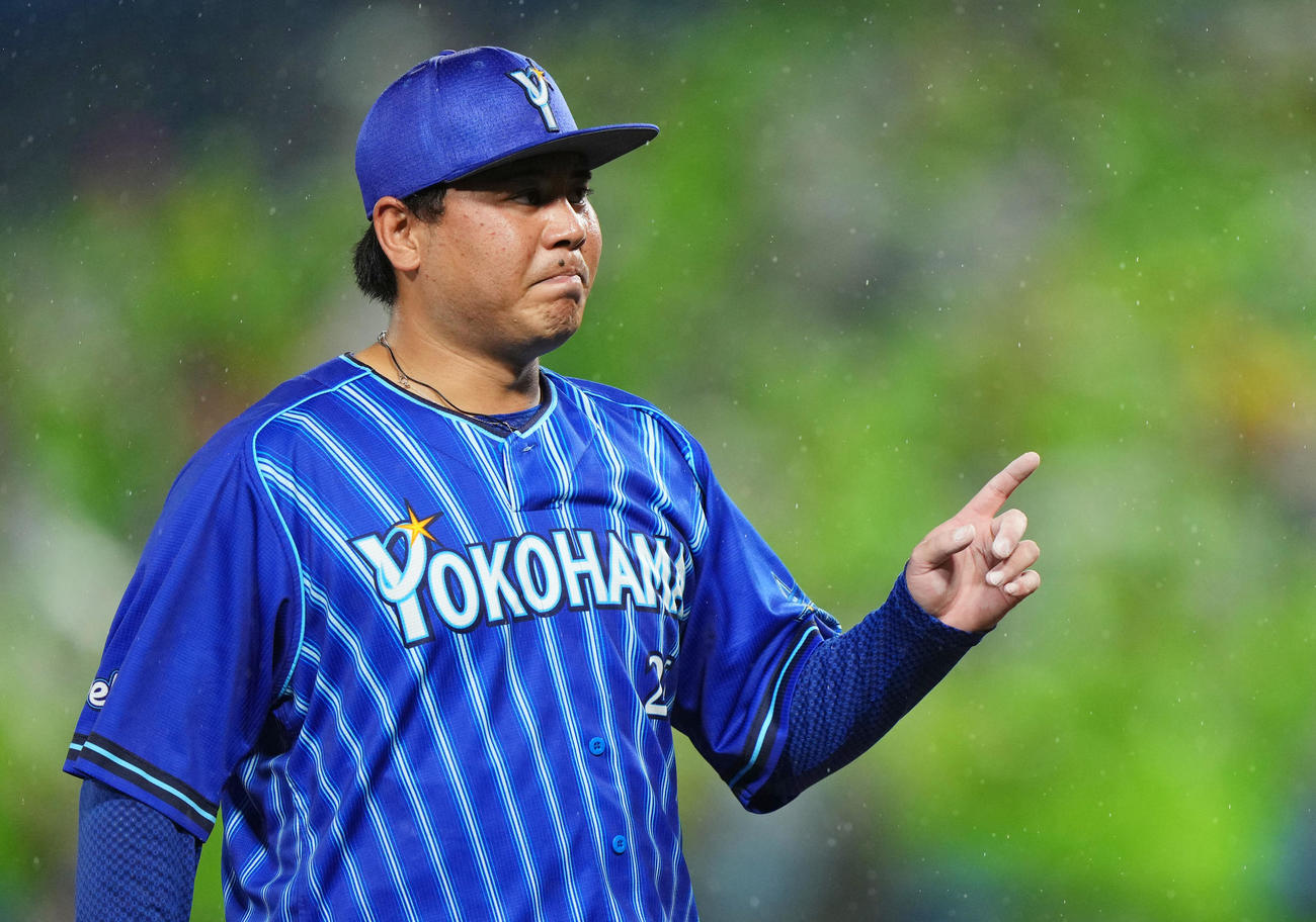 ヤクルト対DeNA 2回裏を無失点に抑えベンチへ引き揚げるDeNA浜口（撮影・横山健太）